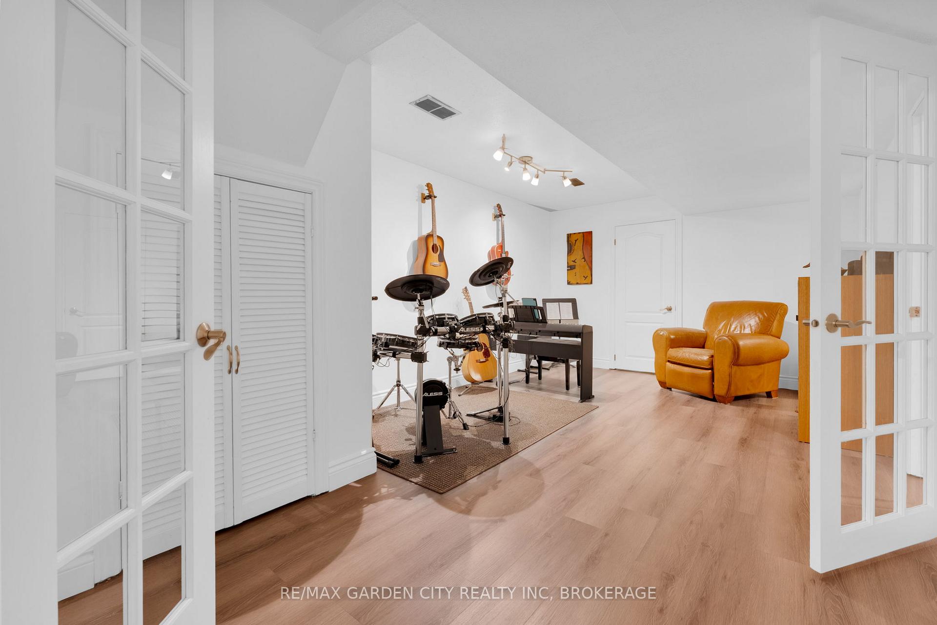 Photo 13 of 15 Kimbermount Drive, St. Catharines, Lakeshore — HOMEH