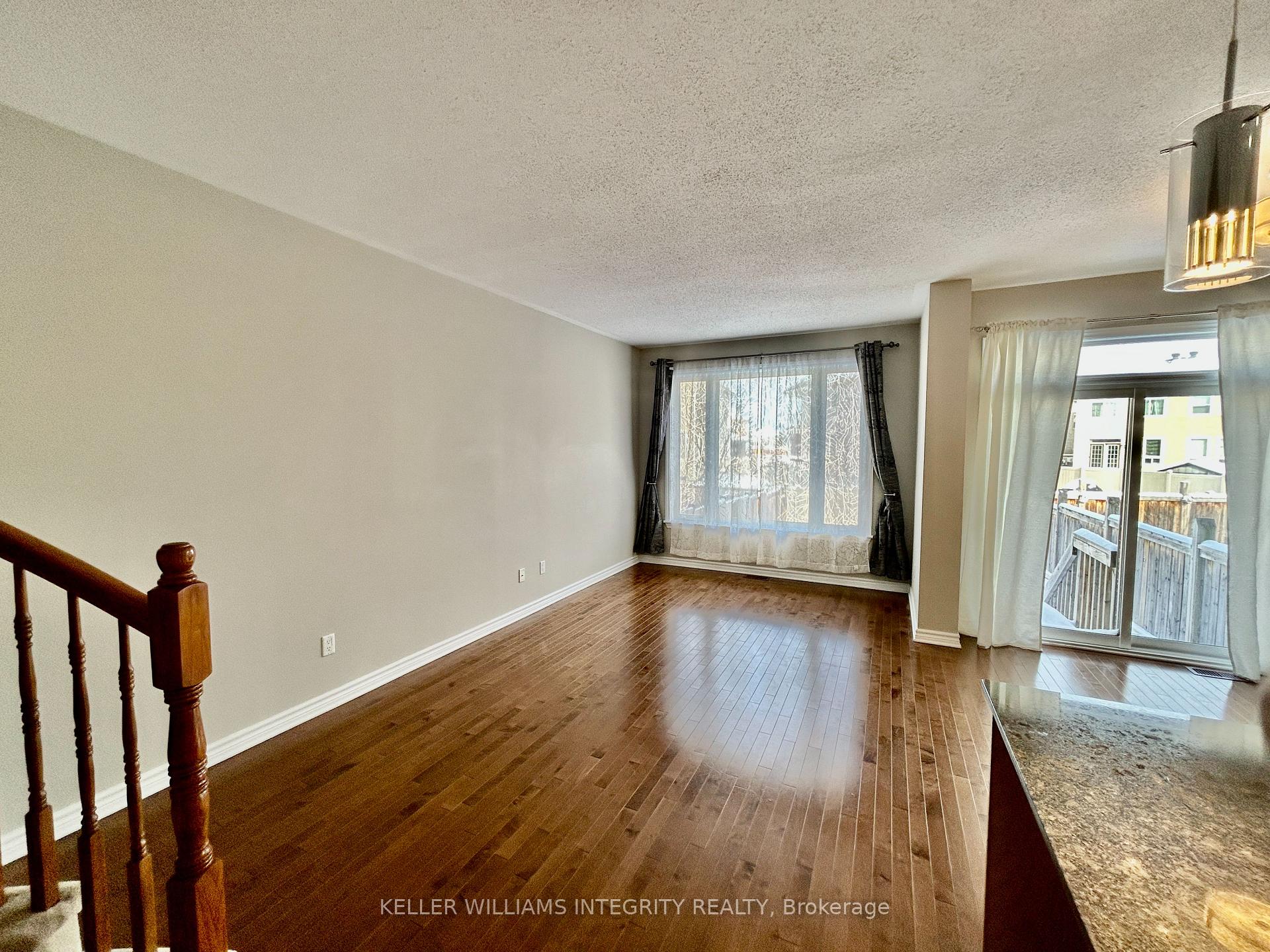 Photo 4 of 950 Cobble Hill Drive, Ottawa, Barrhaven - Cedargrove/Fraserdale — HOMEH