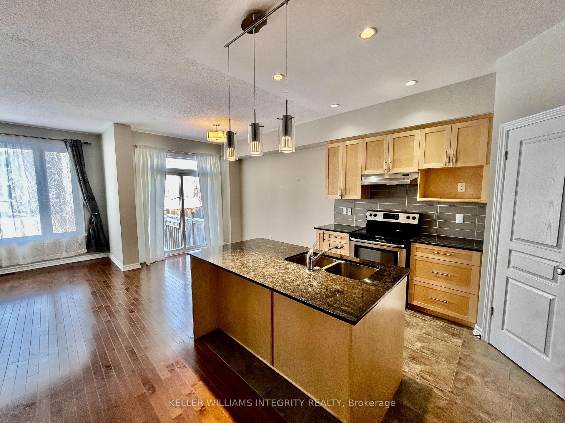 Photo 5 of 950 Cobble Hill Drive, Ottawa, Barrhaven - Cedargrove/Fraserdale — HOMEH