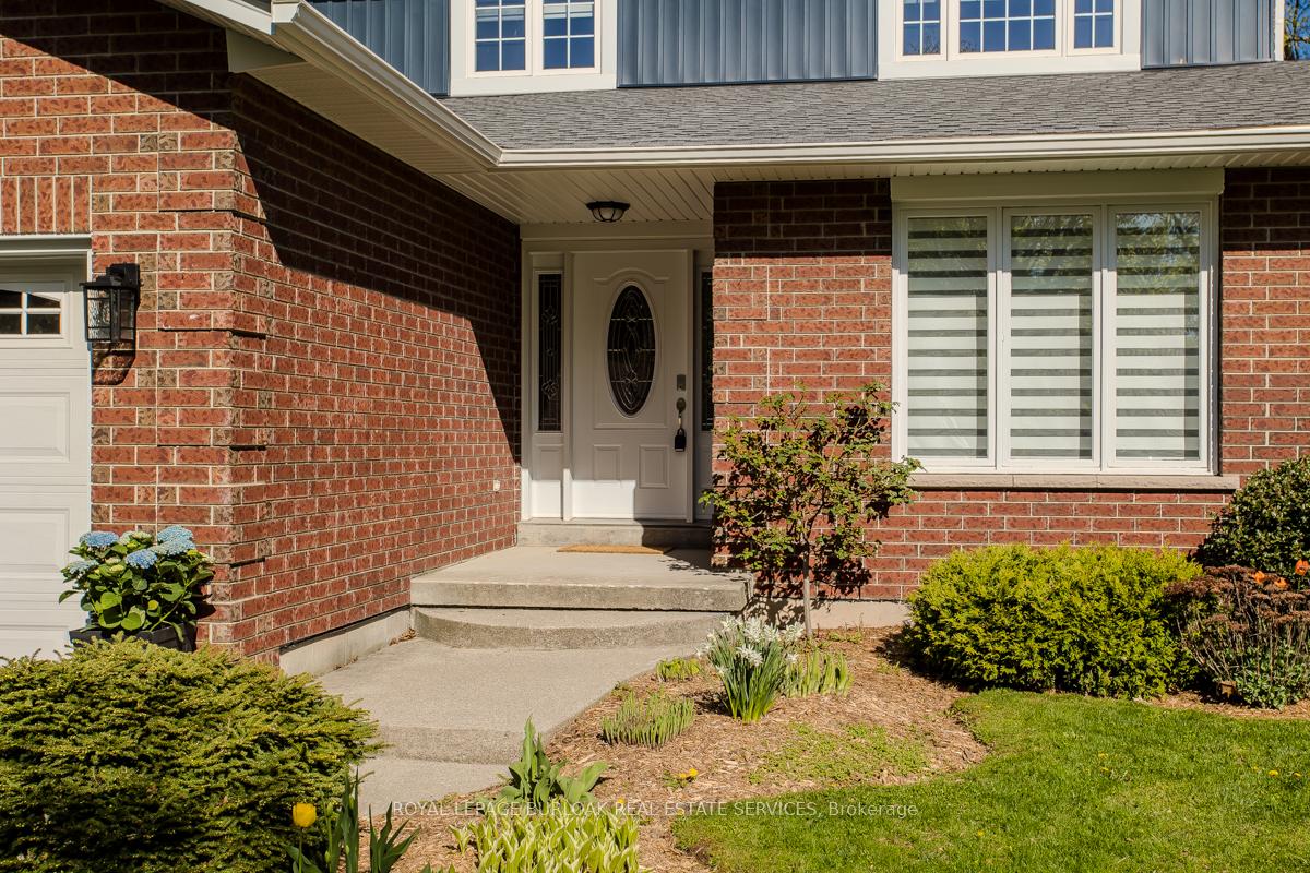 Photo 3 of 11 Norma Crescent, Hamilton, Ancaster — HOMEH