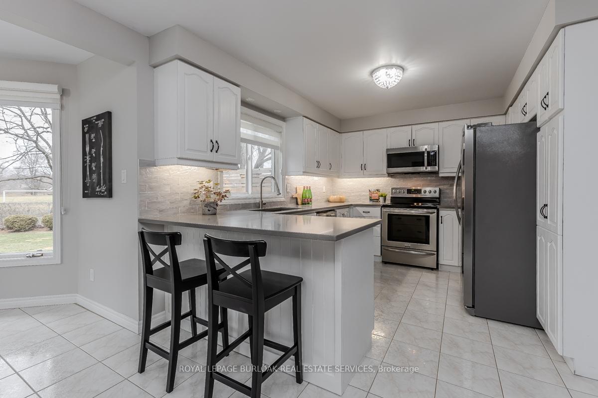 Photo 12 of 11 Norma Crescent, Hamilton, Ancaster — HOMEH