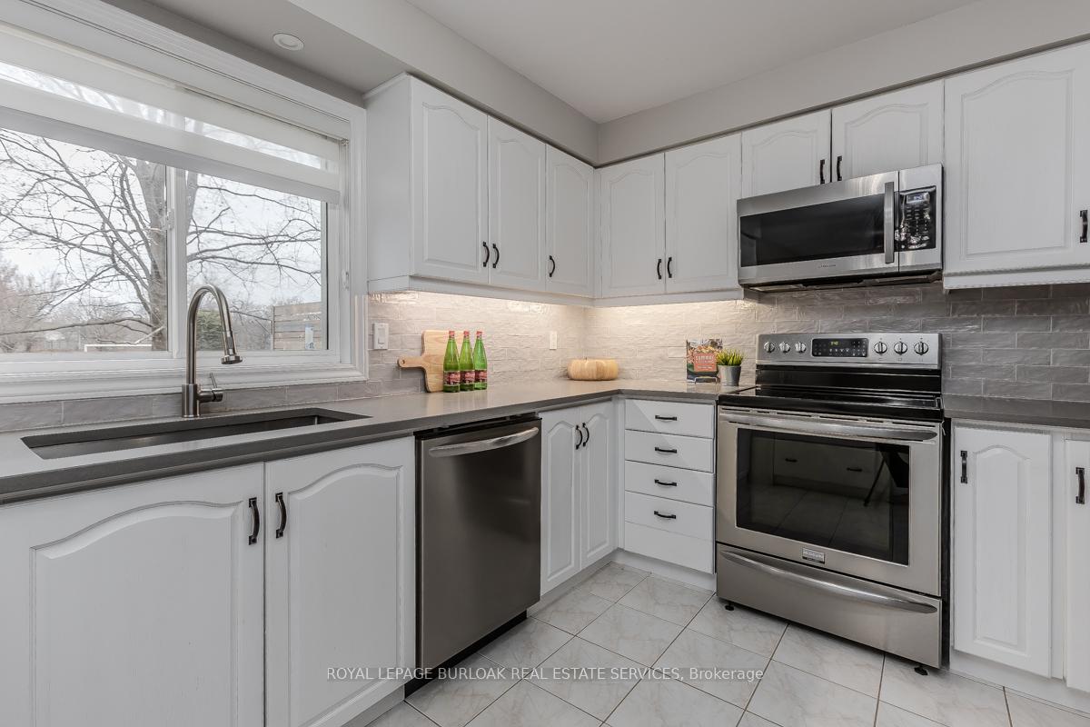 Photo 15 of 11 Norma Crescent, Hamilton, Ancaster — HOMEH
