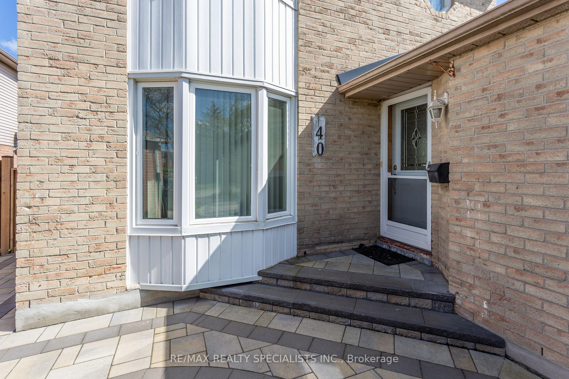 Photo 2 of 40 Mayberry Court, Brampton, Central Park — HOMEH