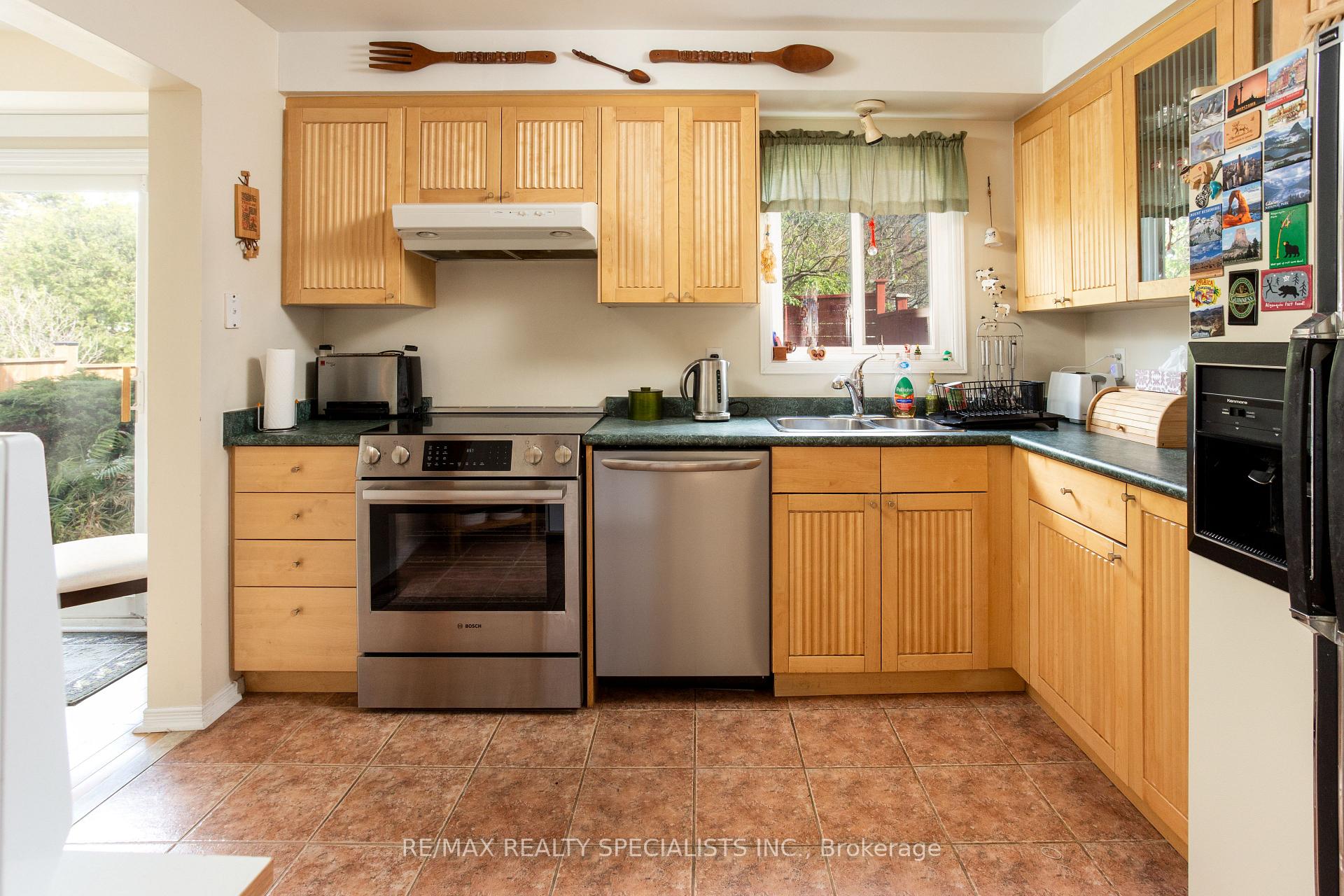 Photo 3 of 40 Mayberry Court, Brampton, Central Park — HOMEH