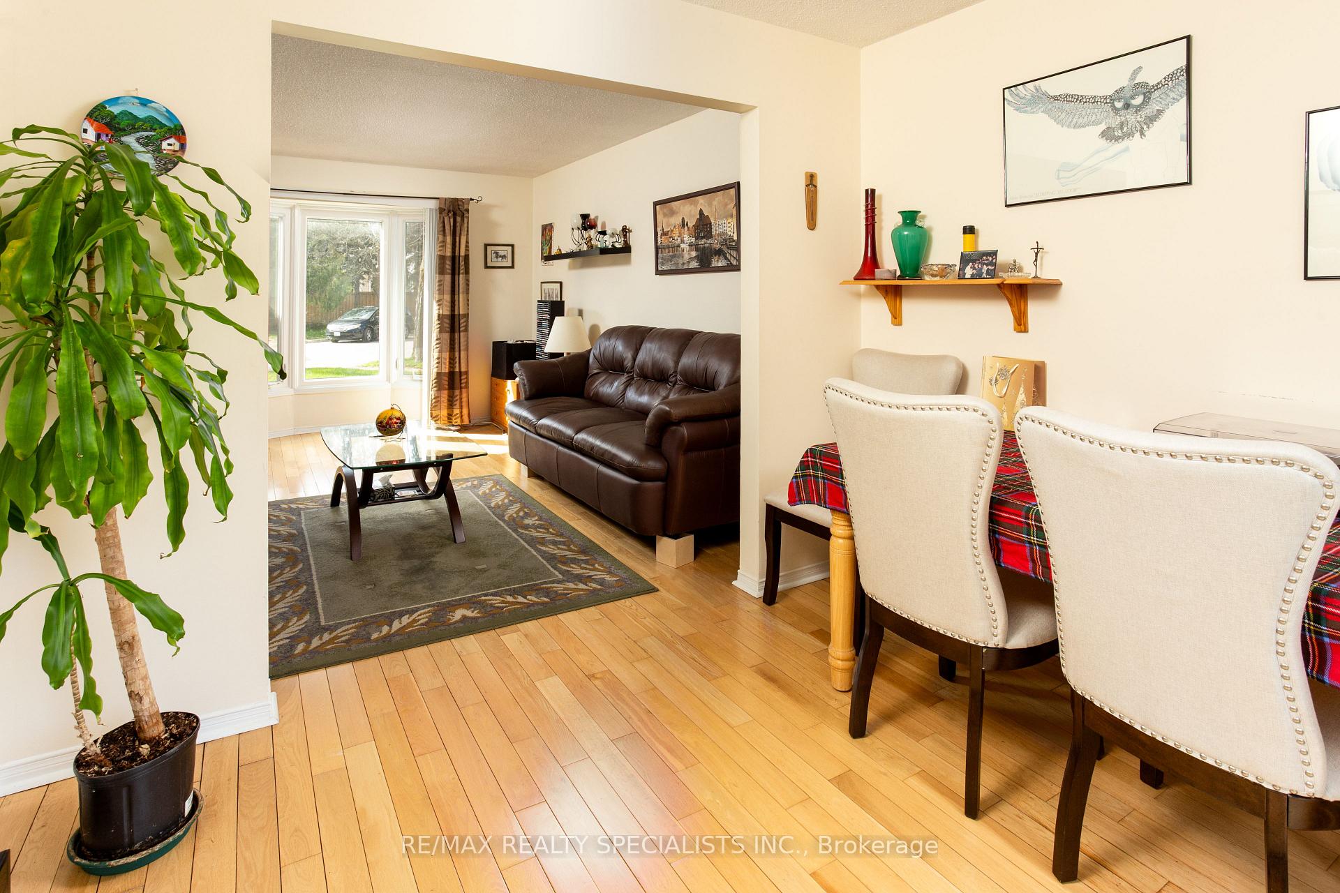 Photo 5 of 40 Mayberry Court, Brampton, Central Park — HOMEH