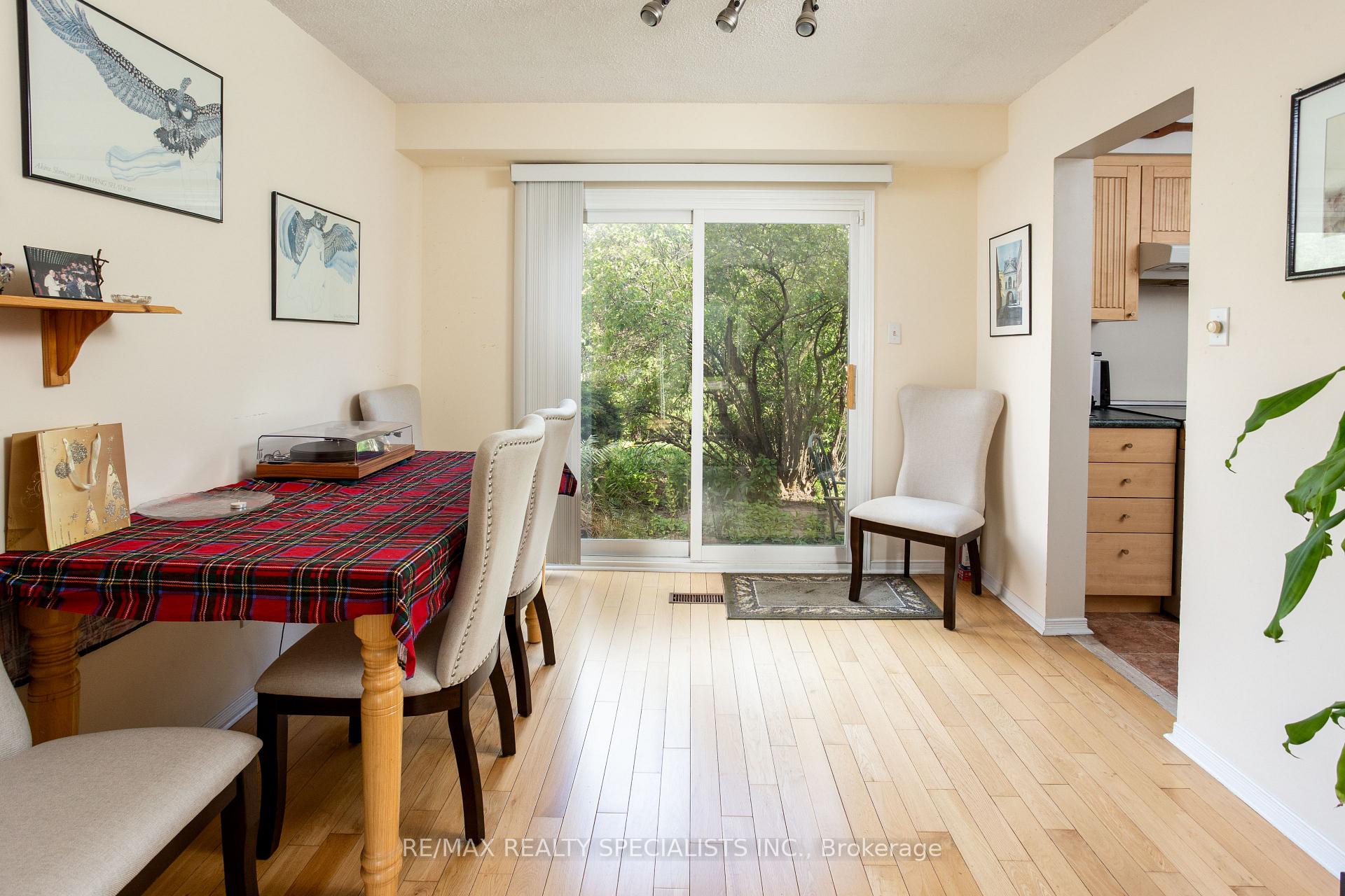 Photo 4 of 40 Mayberry Court, Brampton, Central Park — HOMEH