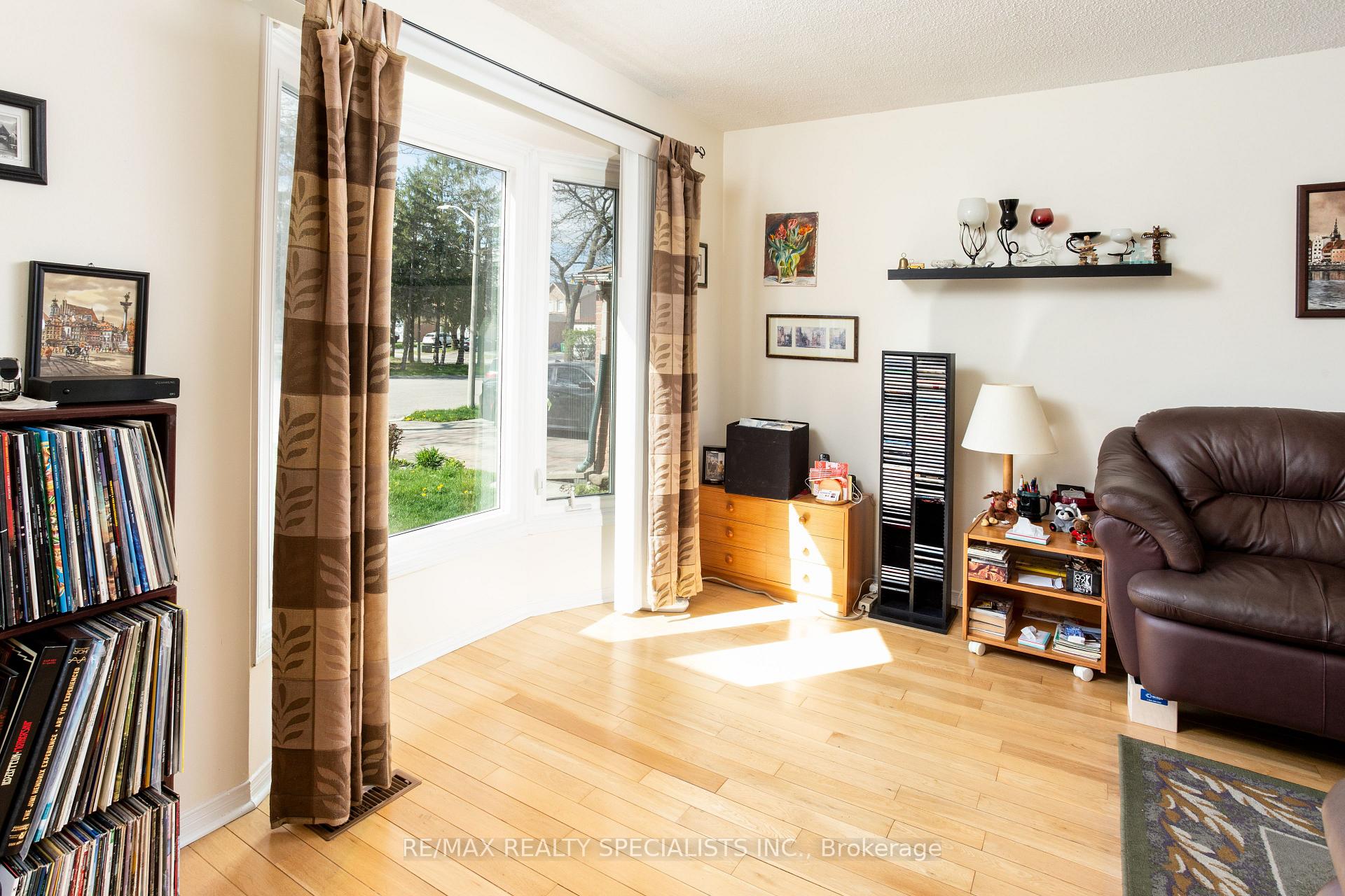 Photo 8 of 40 Mayberry Court, Brampton, Central Park — HOMEH