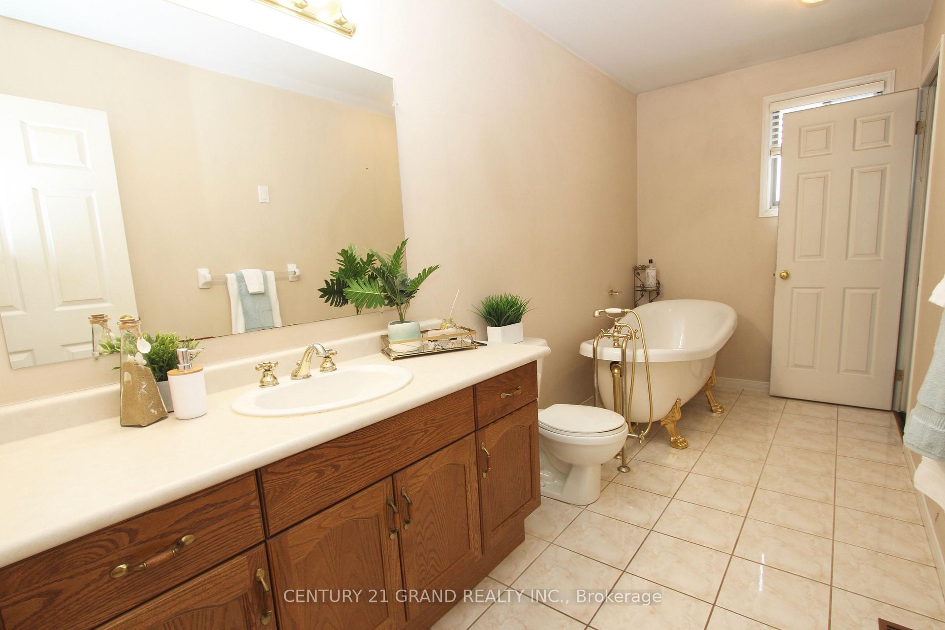 Photo 30 of 60 Donegal Drive, Brant, Brantford Twp — HOMEH