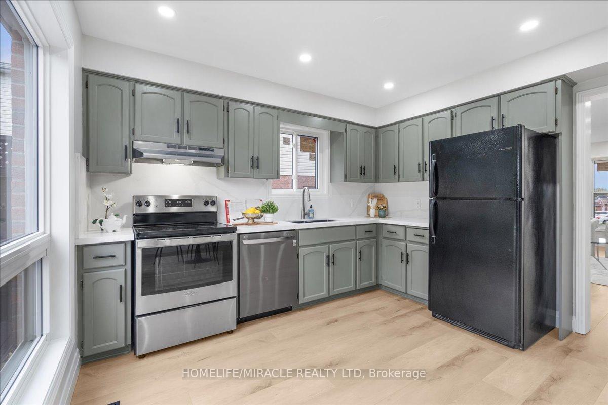 Photo 13 of 102 Northmanor Crescent, Kitchener — HOMEH