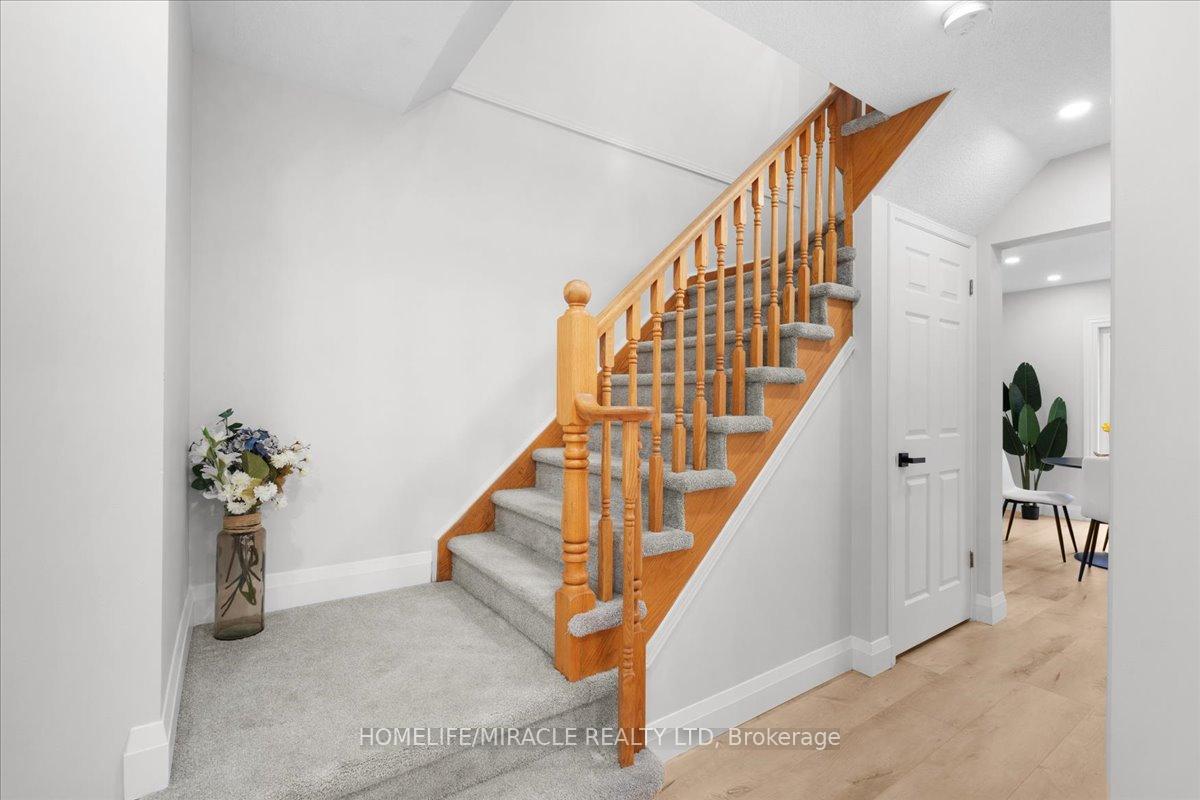 Photo 19 of 102 Northmanor Crescent, Kitchener — HOMEH