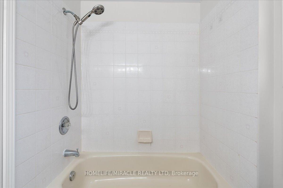 Photo 17 of 102 Northmanor Crescent, Kitchener — HOMEH