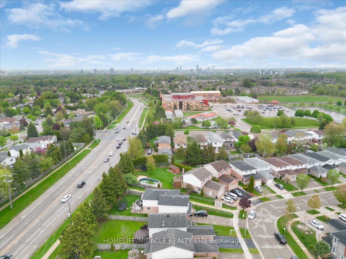 Photo 36 of 102 Northmanor Crescent, Kitchener — HOMEH