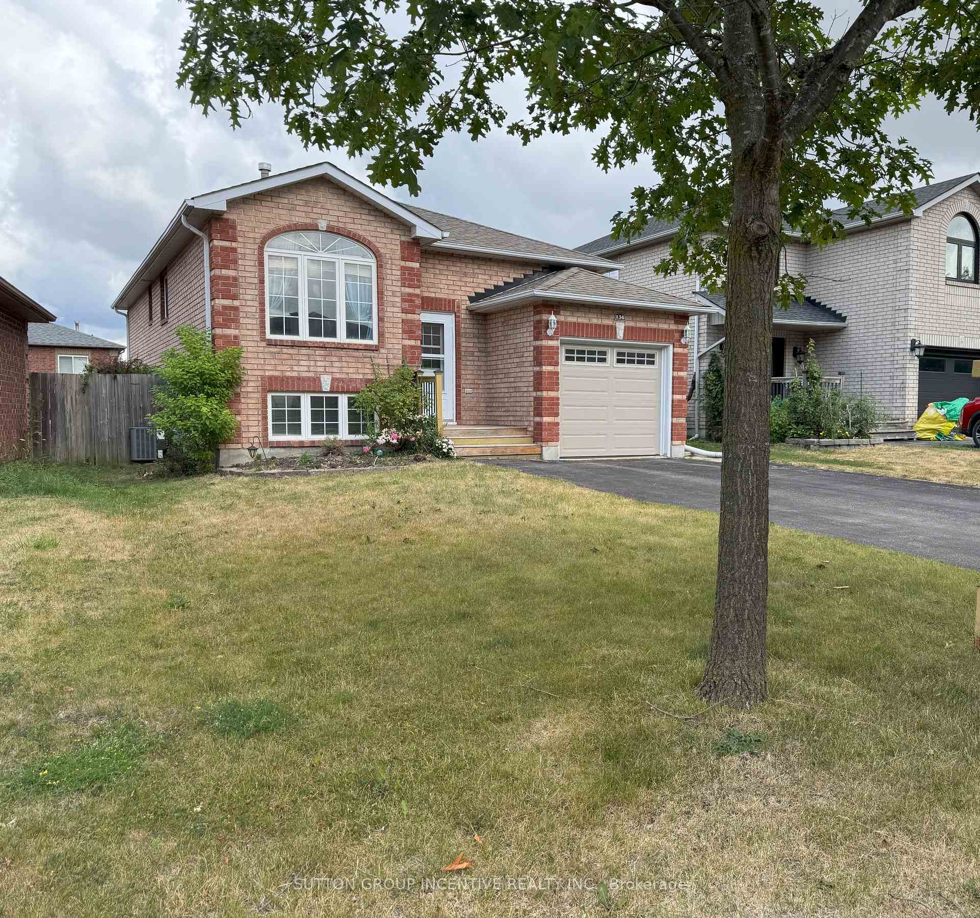 Photo 2 of 136 Nathan Crescent, Barrie, Painswick South — HOMEH