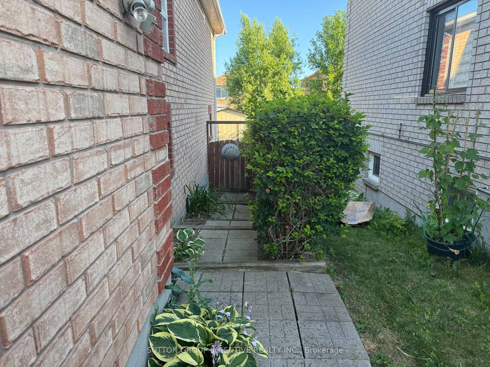 Photo 3 of 136 Nathan Crescent, Barrie, Painswick South — HOMEH