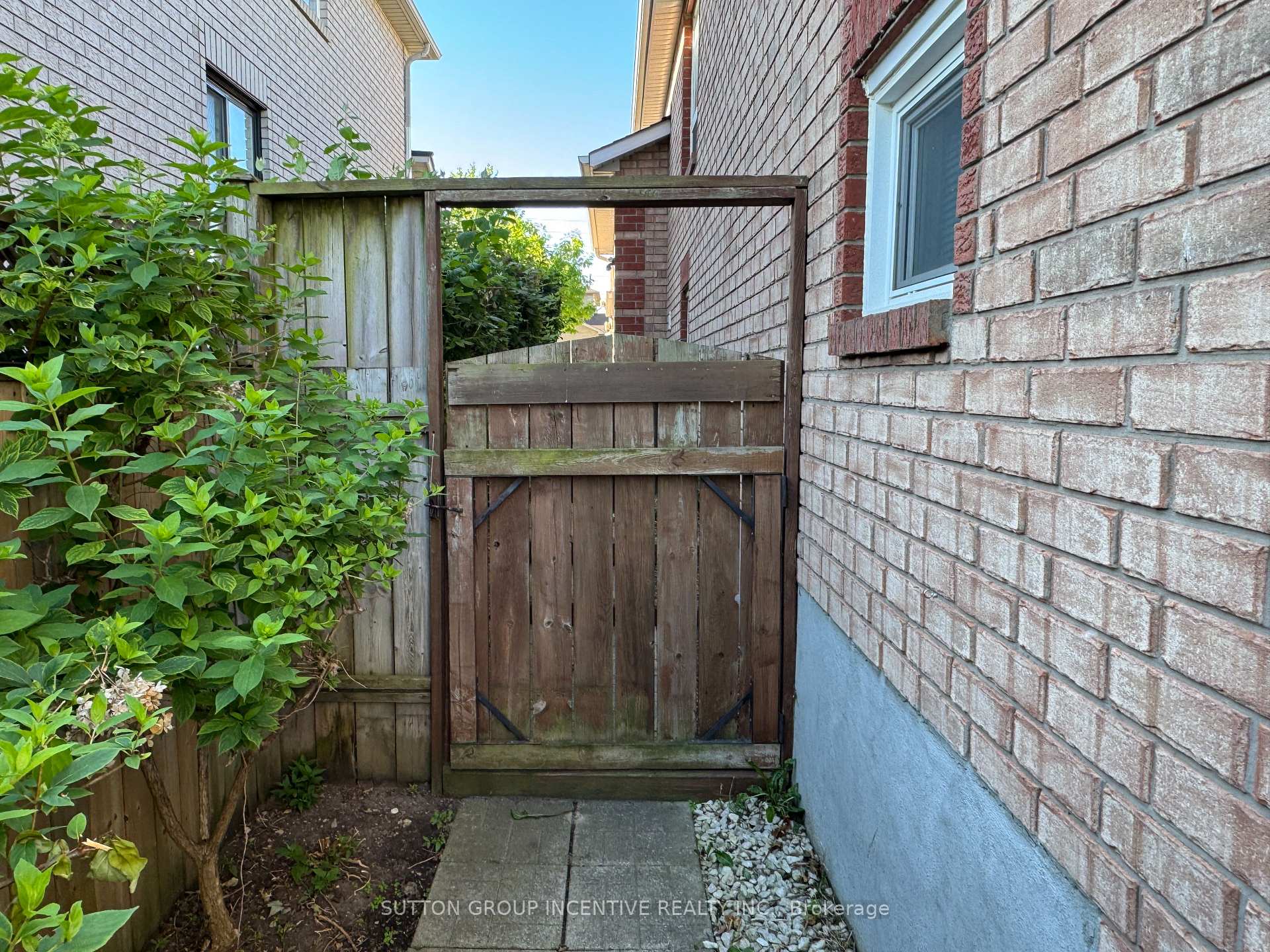 Photo 6 of 136 Nathan Crescent, Barrie, Painswick South — HOMEH
