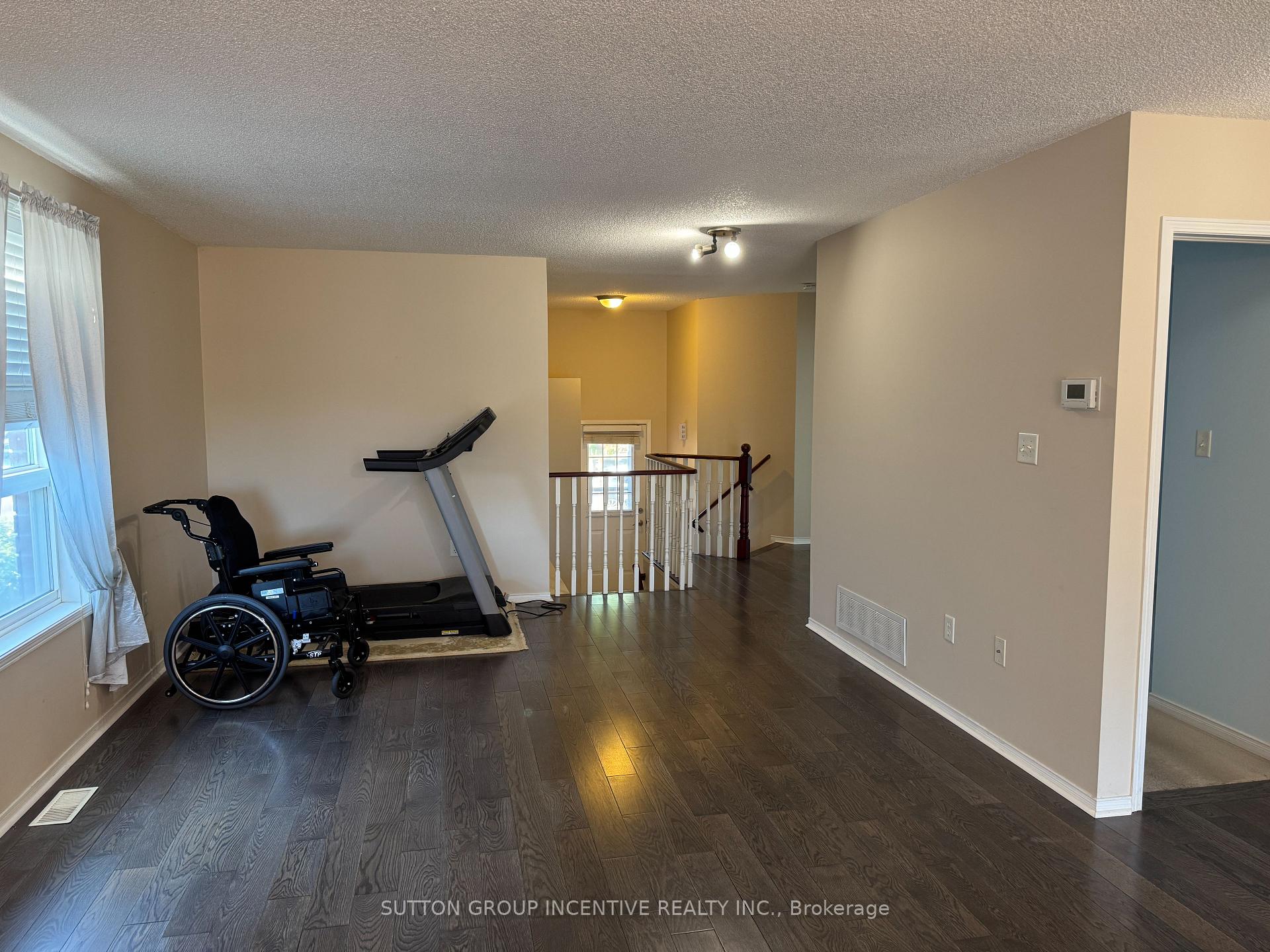 Photo 10 of 136 Nathan Crescent, Barrie, Painswick South — HOMEH