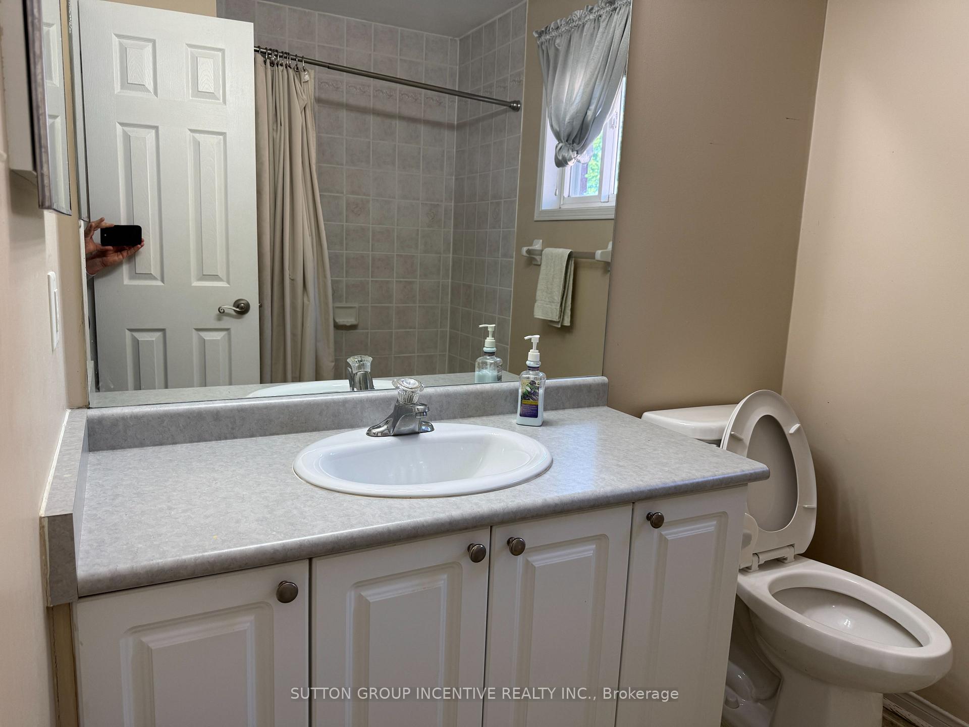 Photo 14 of 136 Nathan Crescent, Barrie, Painswick South — HOMEH