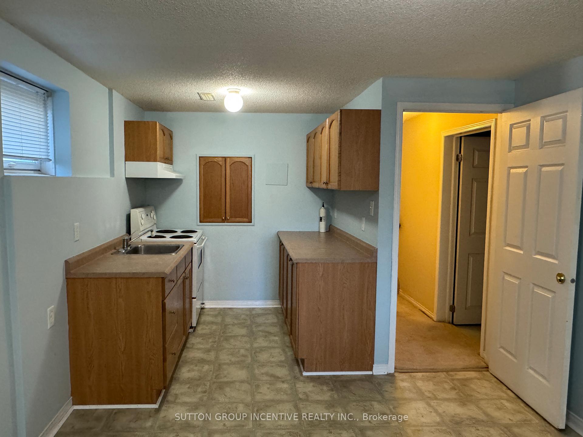 Photo 16 of 136 Nathan Crescent, Barrie, Painswick South — HOMEH
