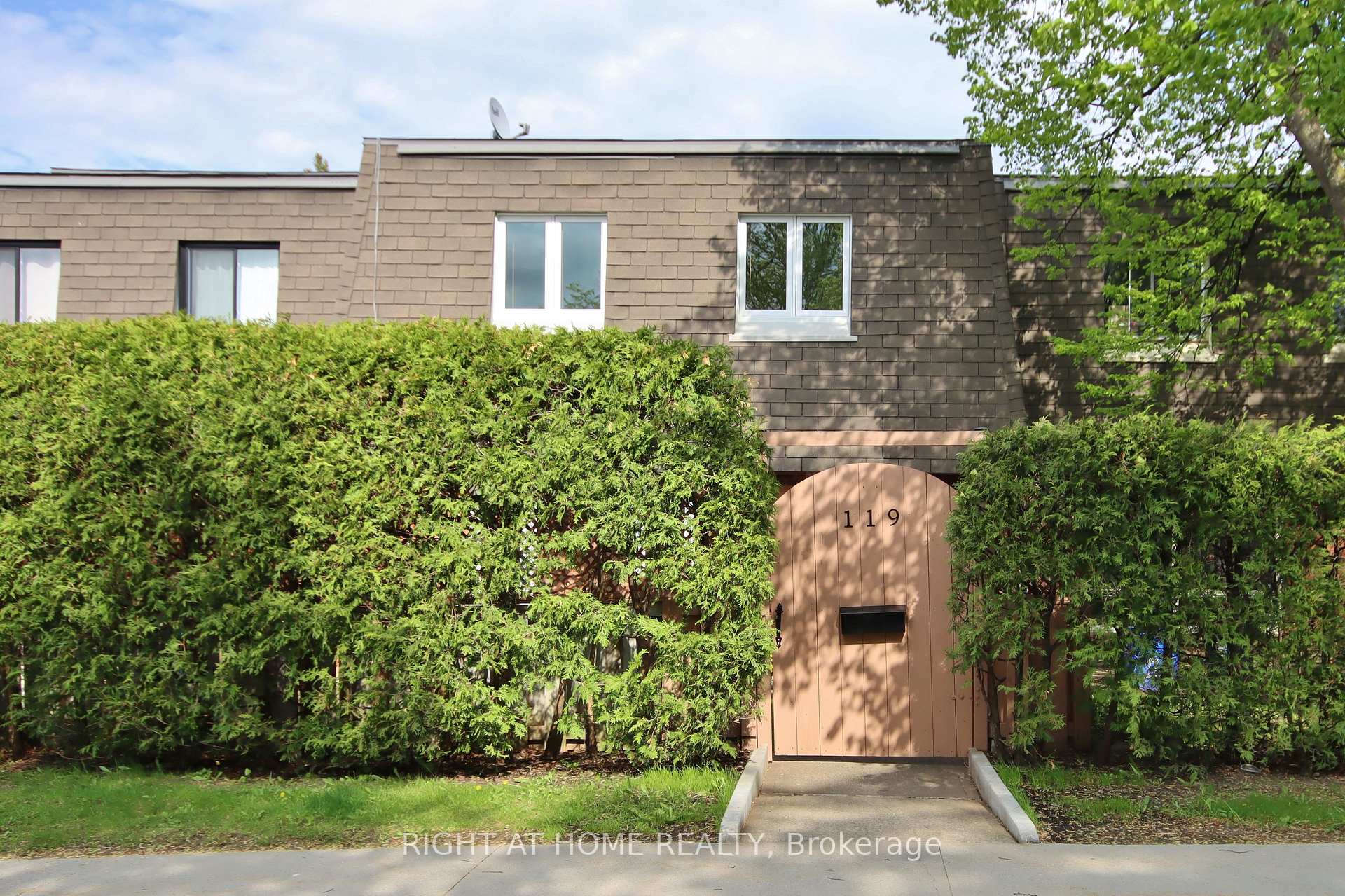 Photo 1 of 119 Royalton Private, Ottawa, Hunt Club Woods — HOMEH