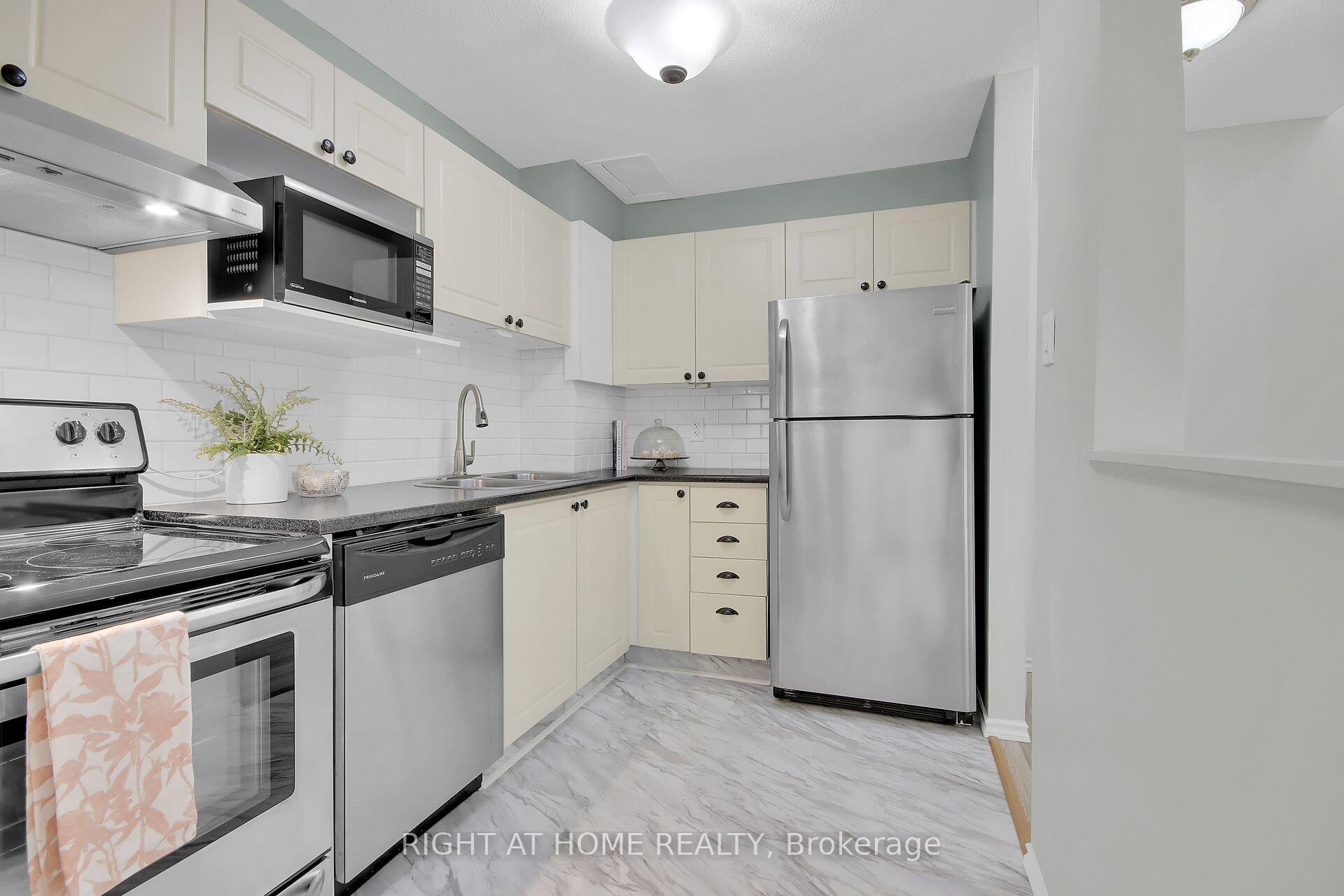 Photo 4 of 119 Royalton Private, Ottawa, Hunt Club Woods — HOMEH