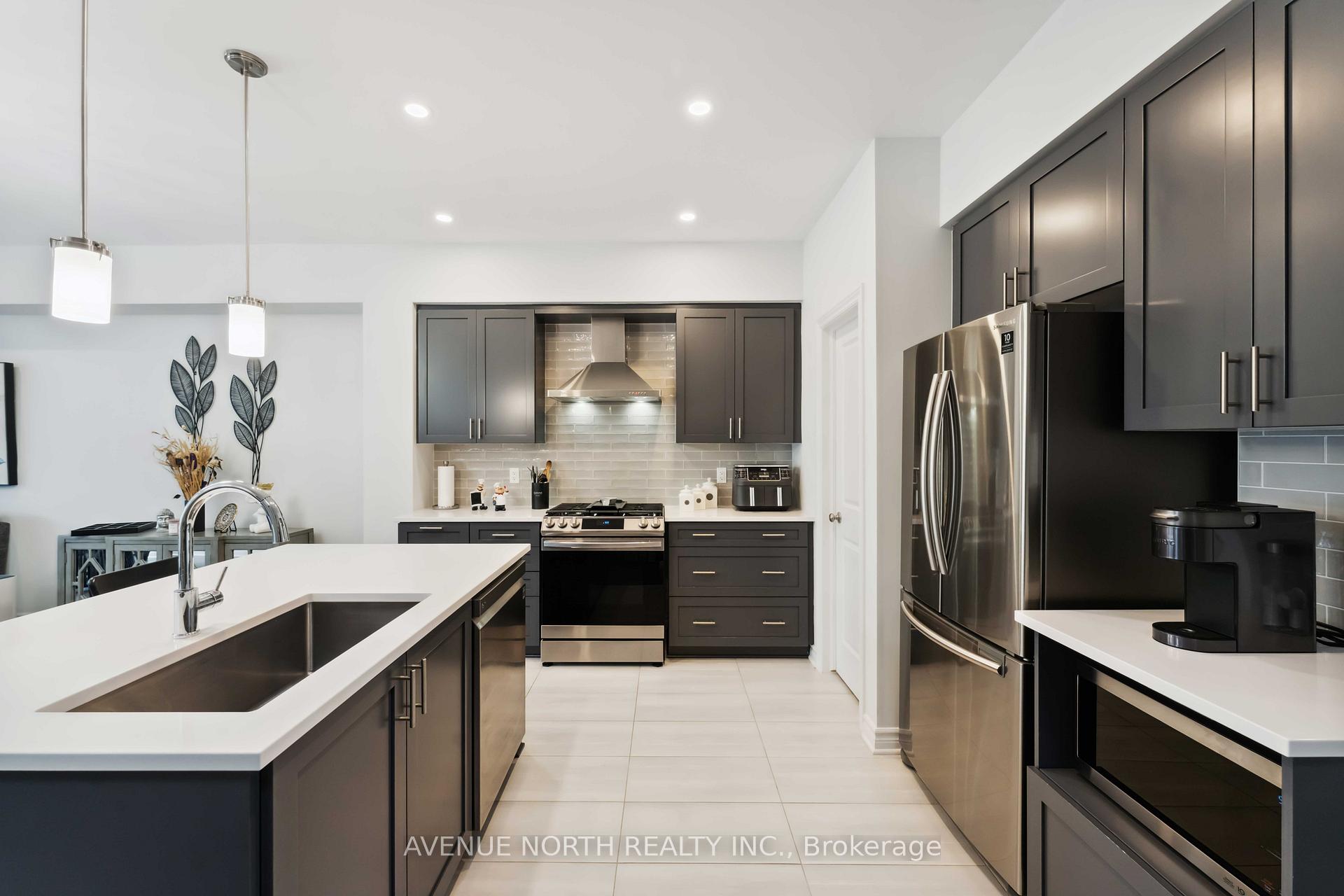 Photo 3 of 727 Cairn Crescent, Ottawa, Avalon West — HOMEH