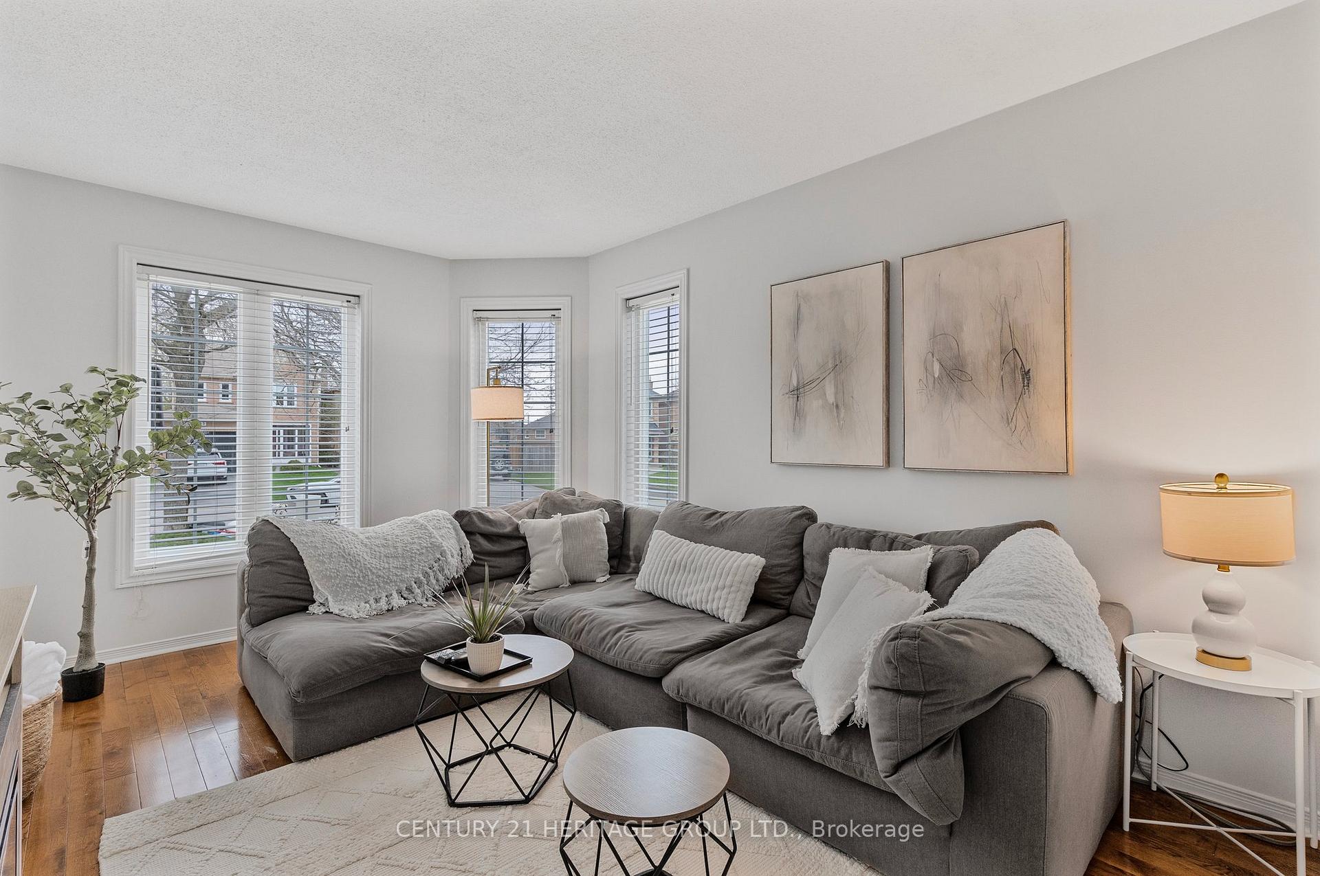 Photo 4 of 46 Covent Crescent, Aurora, Aurora Highlands — HOMEH