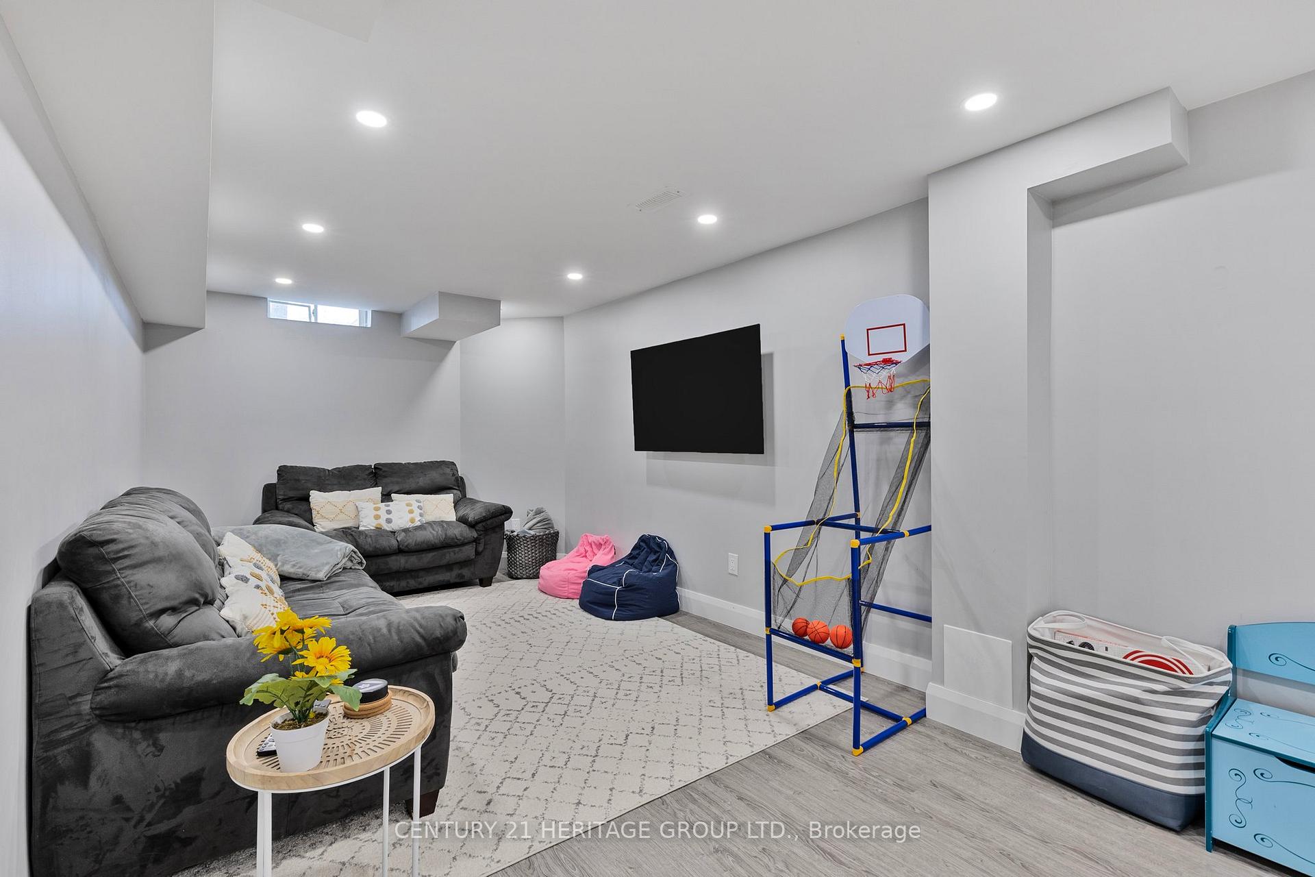 Photo 19 of 46 Covent Crescent, Aurora, Aurora Highlands — HOMEH