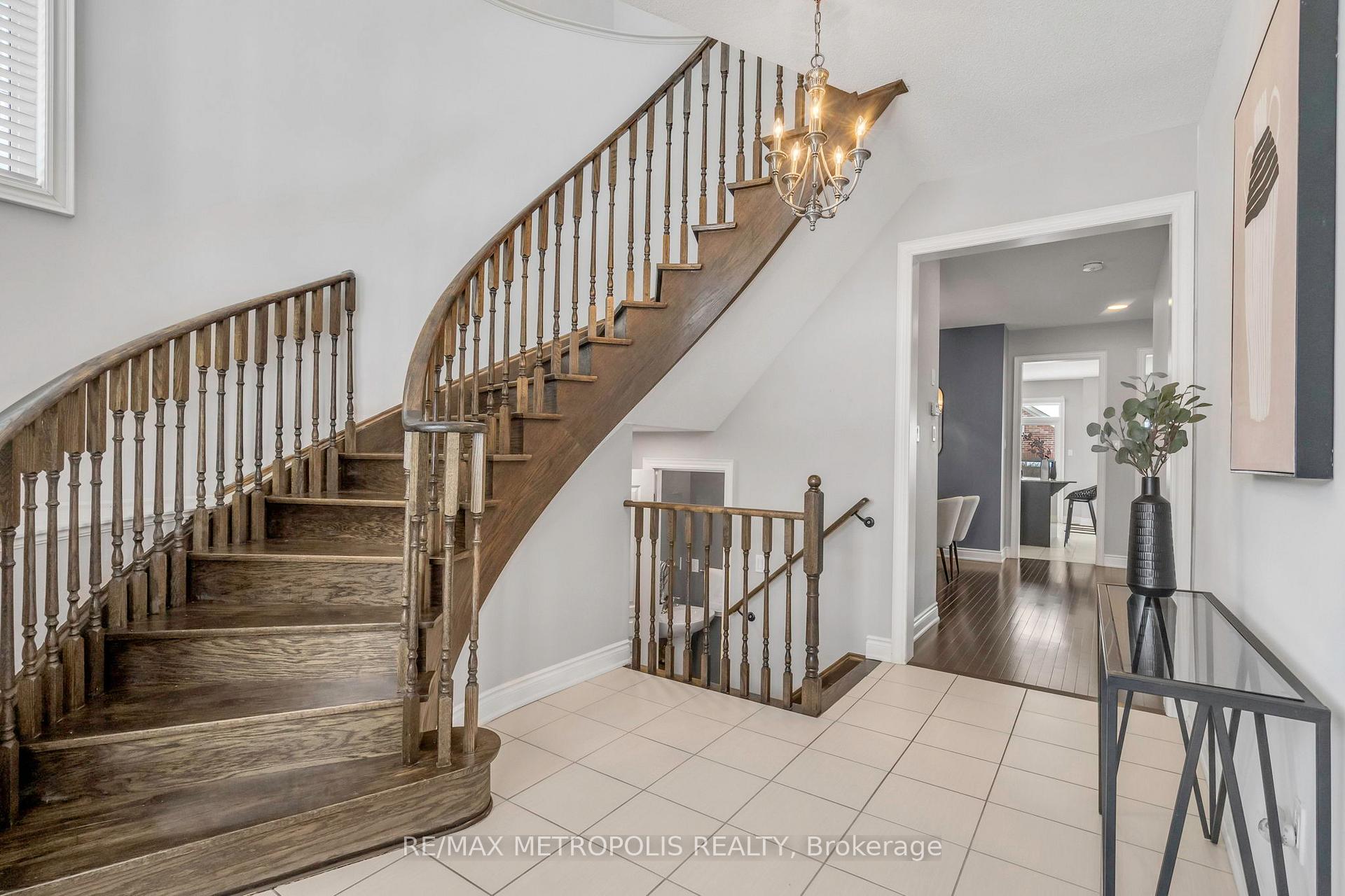 Photo 2 of 27 Dunedin Drive, Vaughan, Kleinburg — HOMEH