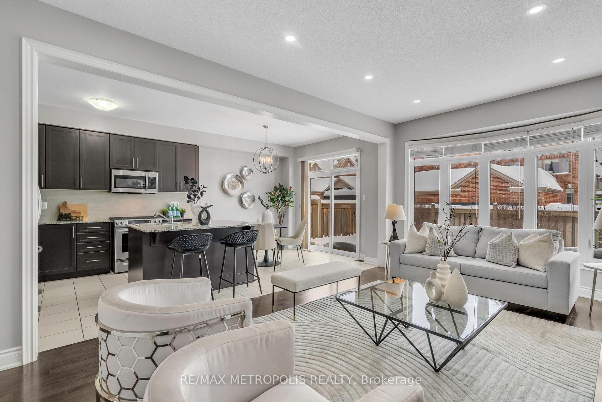 Photo 4 of 27 Dunedin Drive, Vaughan, Kleinburg — HOMEH