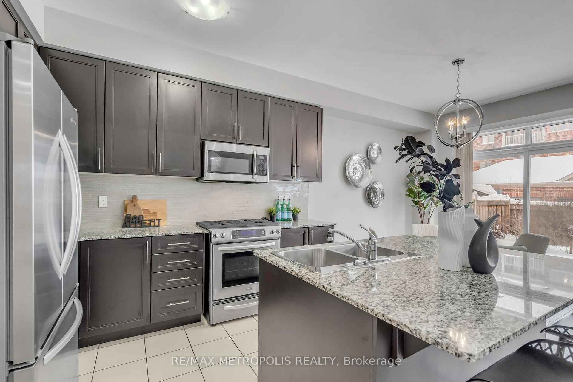 Photo 7 of 27 Dunedin Drive, Vaughan, Kleinburg — HOMEH