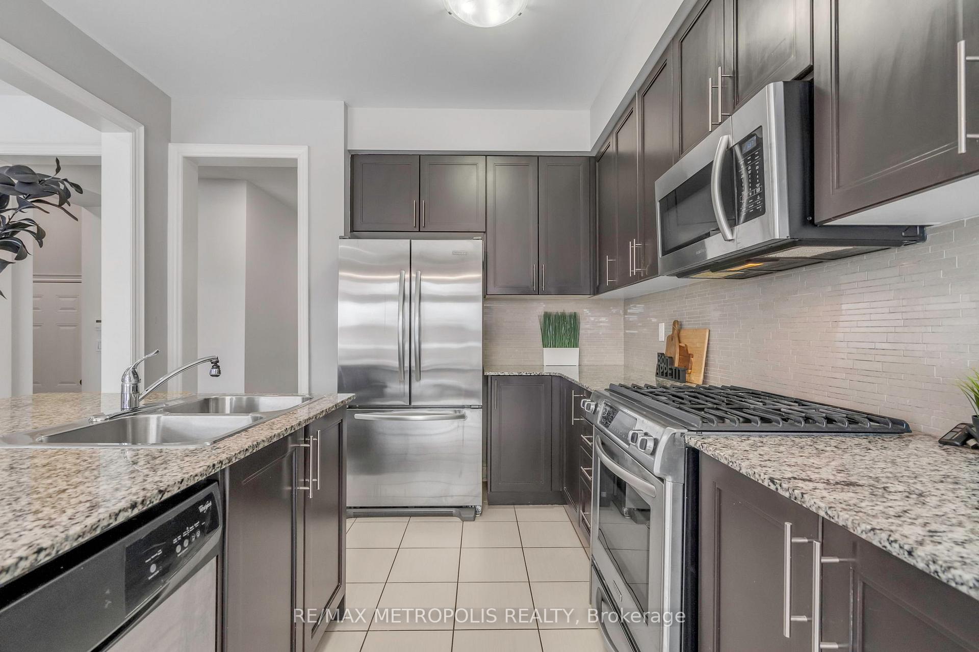Photo 12 of 27 Dunedin Drive, Vaughan, Kleinburg — HOMEH