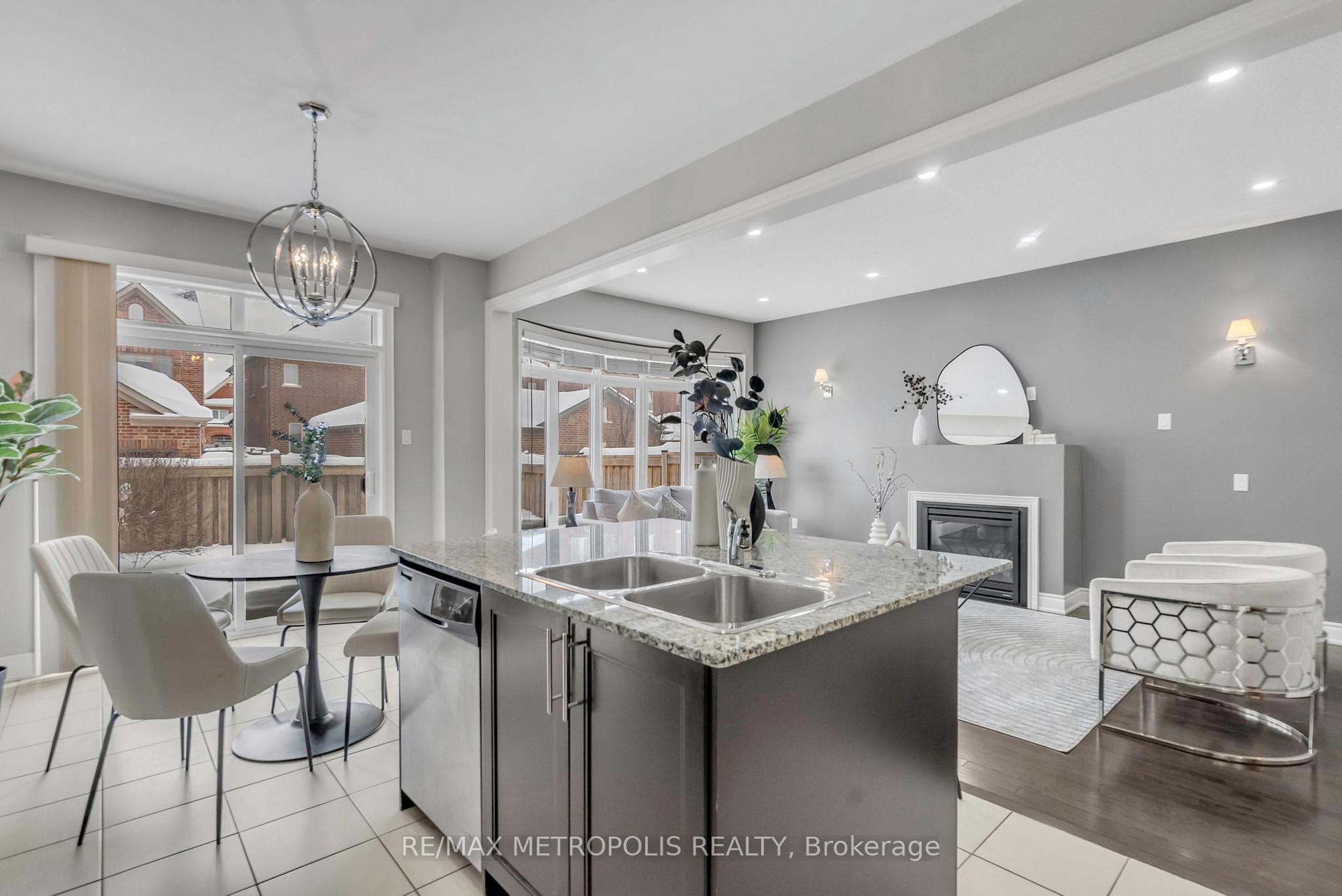 Photo 8 of 27 Dunedin Drive, Vaughan, Kleinburg — HOMEH