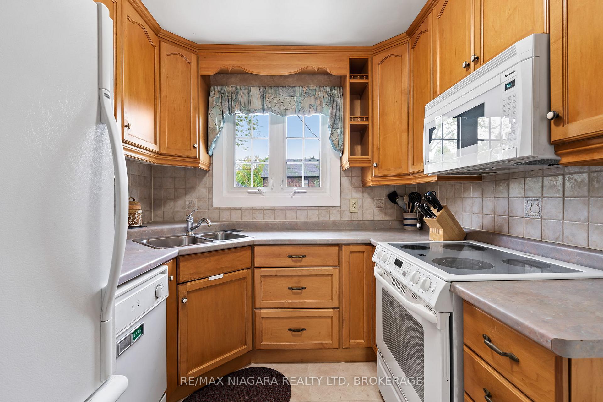 Photo 11 of 56 Highland Avenue, St. Catharines, Old Glenridge — HOMEH