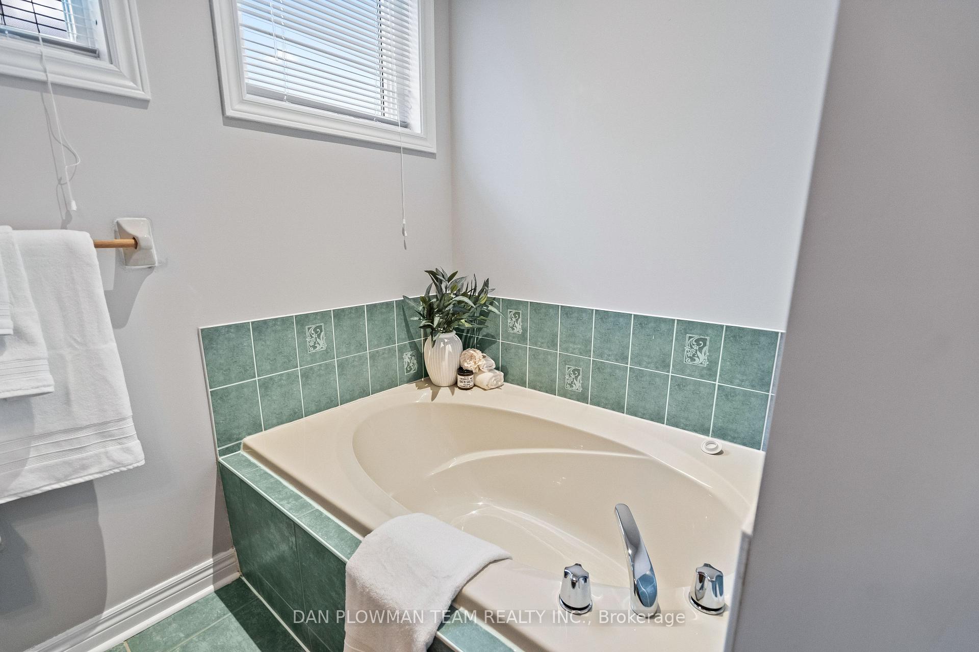 Photo 24 of 57 Ault Crescent, Whitby, Brooklin — HOMEH