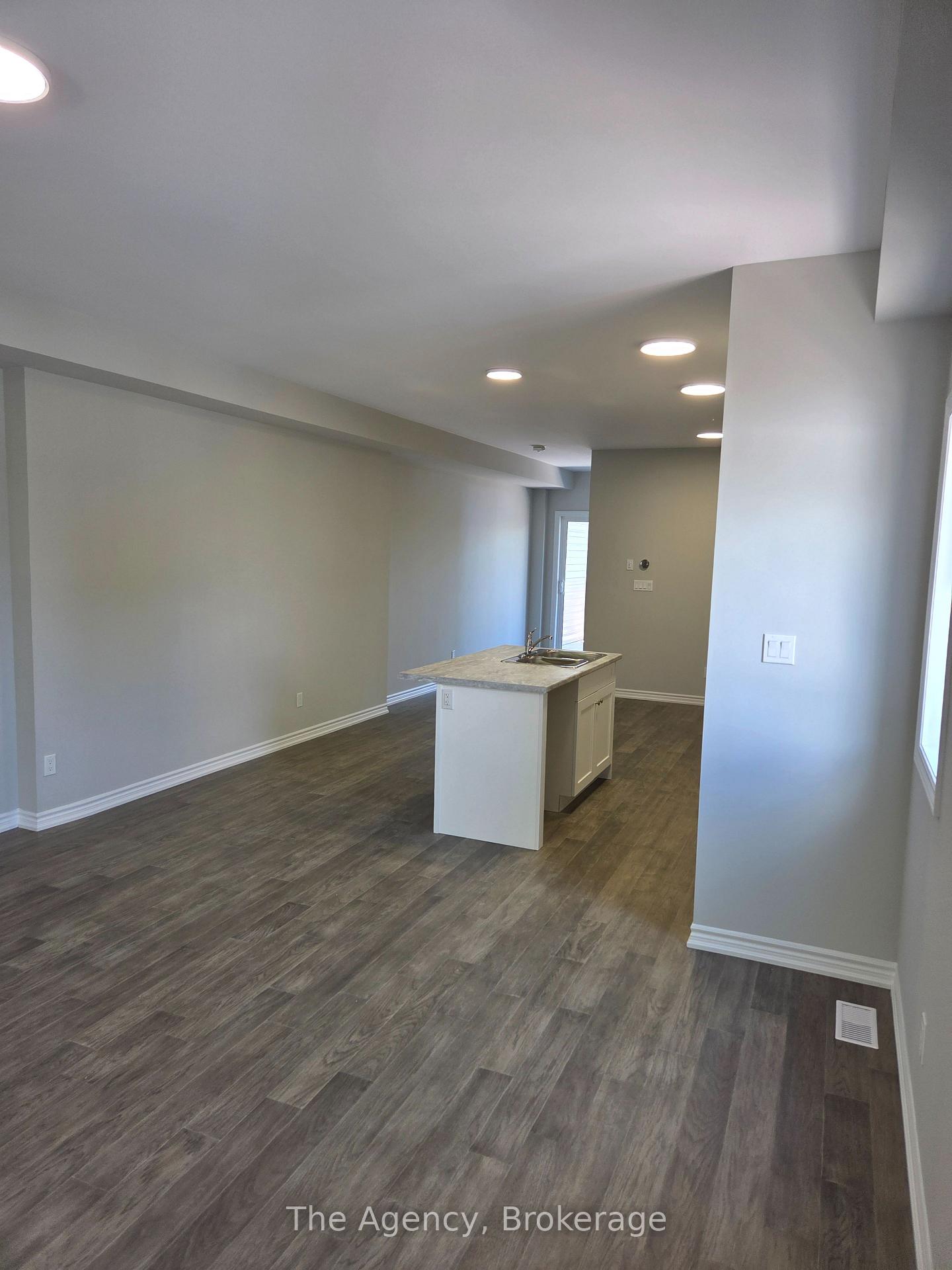 Photo 8 of 87 Superior Street, Welland, Lincoln/Crowland — HOMEH