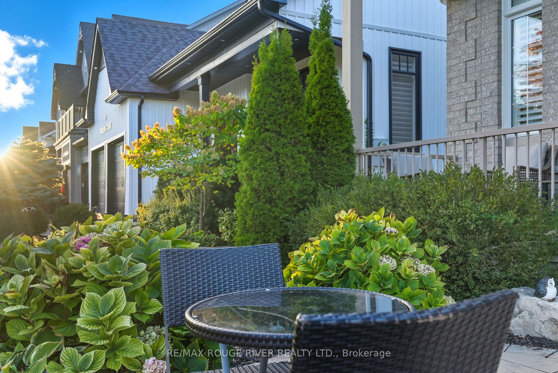 Photo 2 of 16 Brough Court, Clarington, Bowmanville — HOMEH