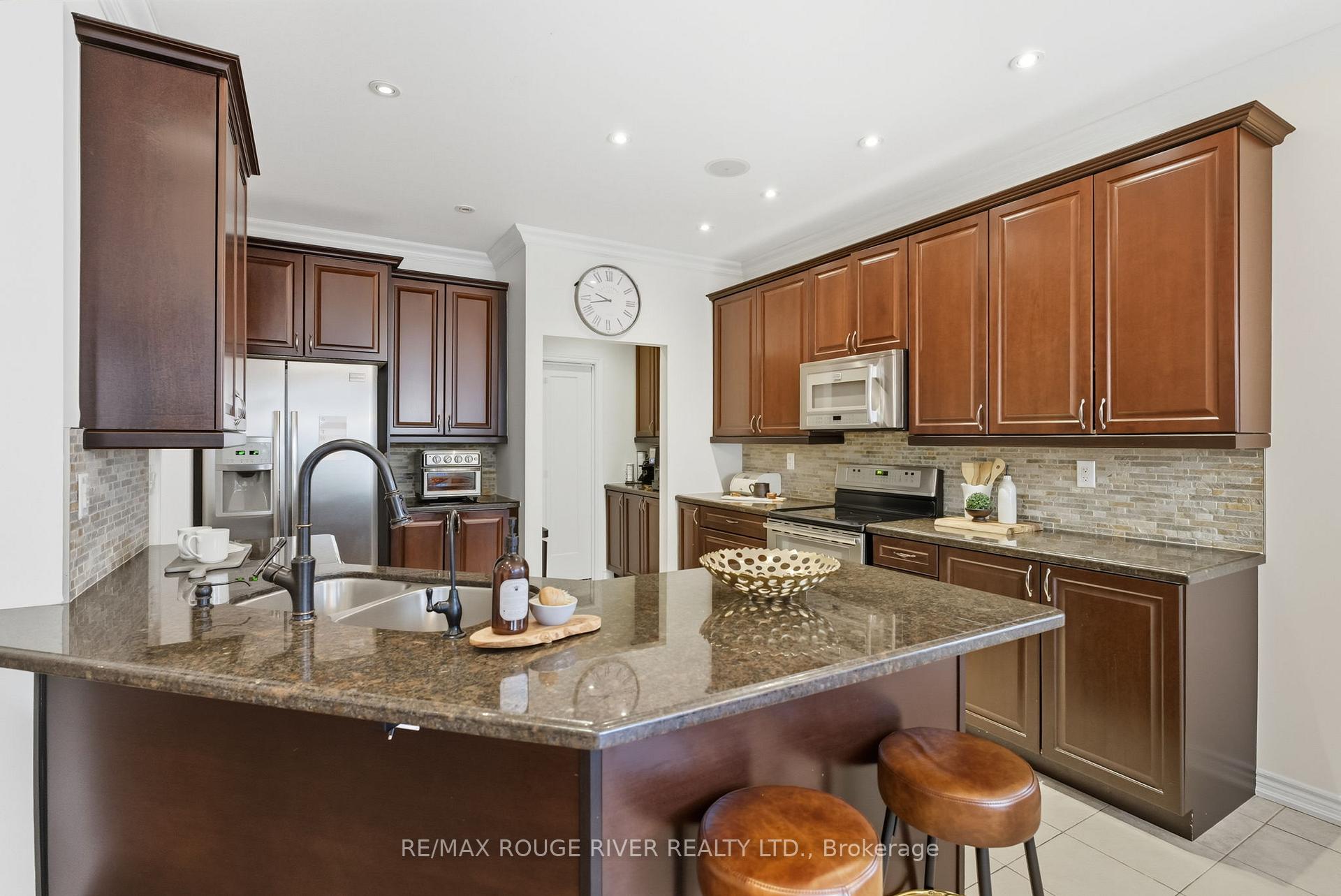 Photo 14 of 16 Brough Court, Clarington, Bowmanville — HOMEH