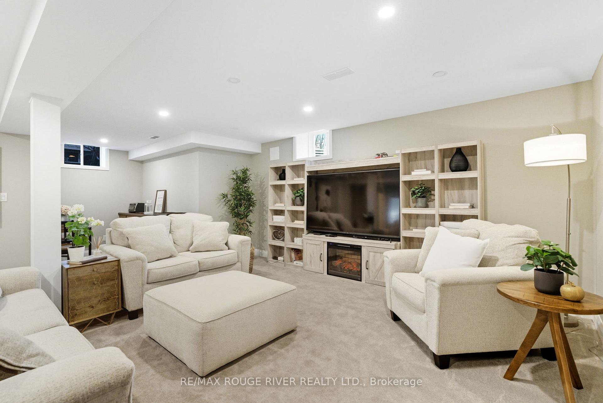Photo 34 of 16 Brough Court, Clarington, Bowmanville — HOMEH