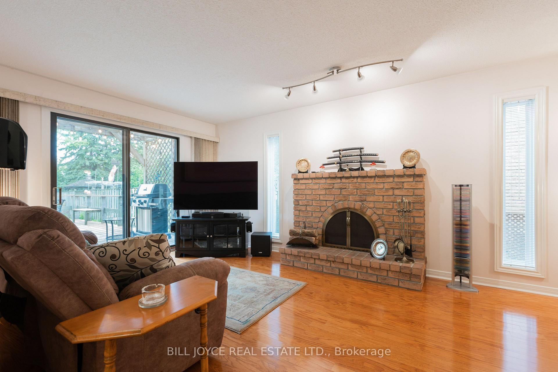 Photo 3 of 8 Mckelvey Drive, Markham, Aileen-Willowbrook — HOMEH