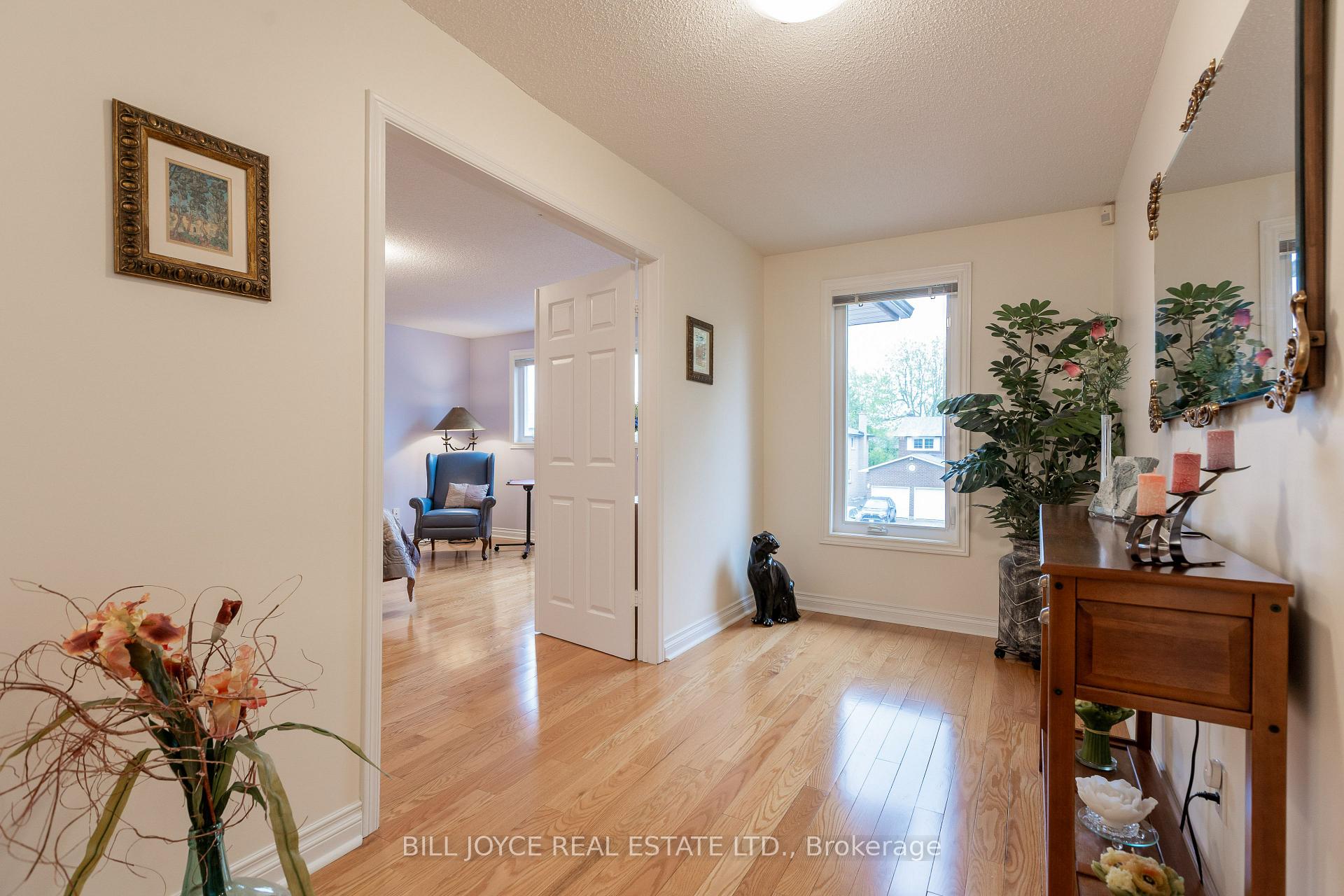 Photo 9 of 8 Mckelvey Drive, Markham, Aileen-Willowbrook — HOMEH
