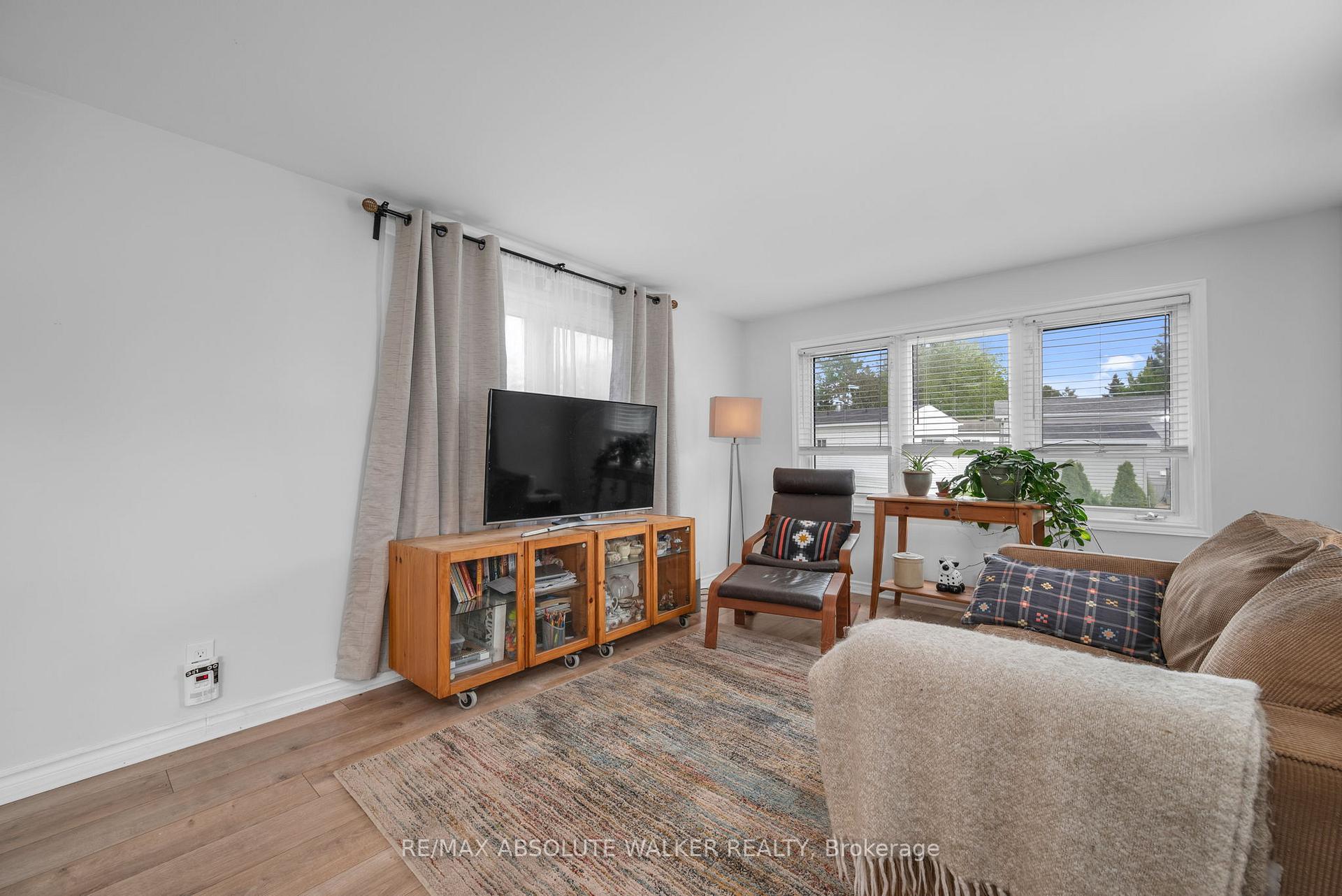 Photo 2 of 38 Ash Street, Ottawa, Bells Corners — HOMEH
