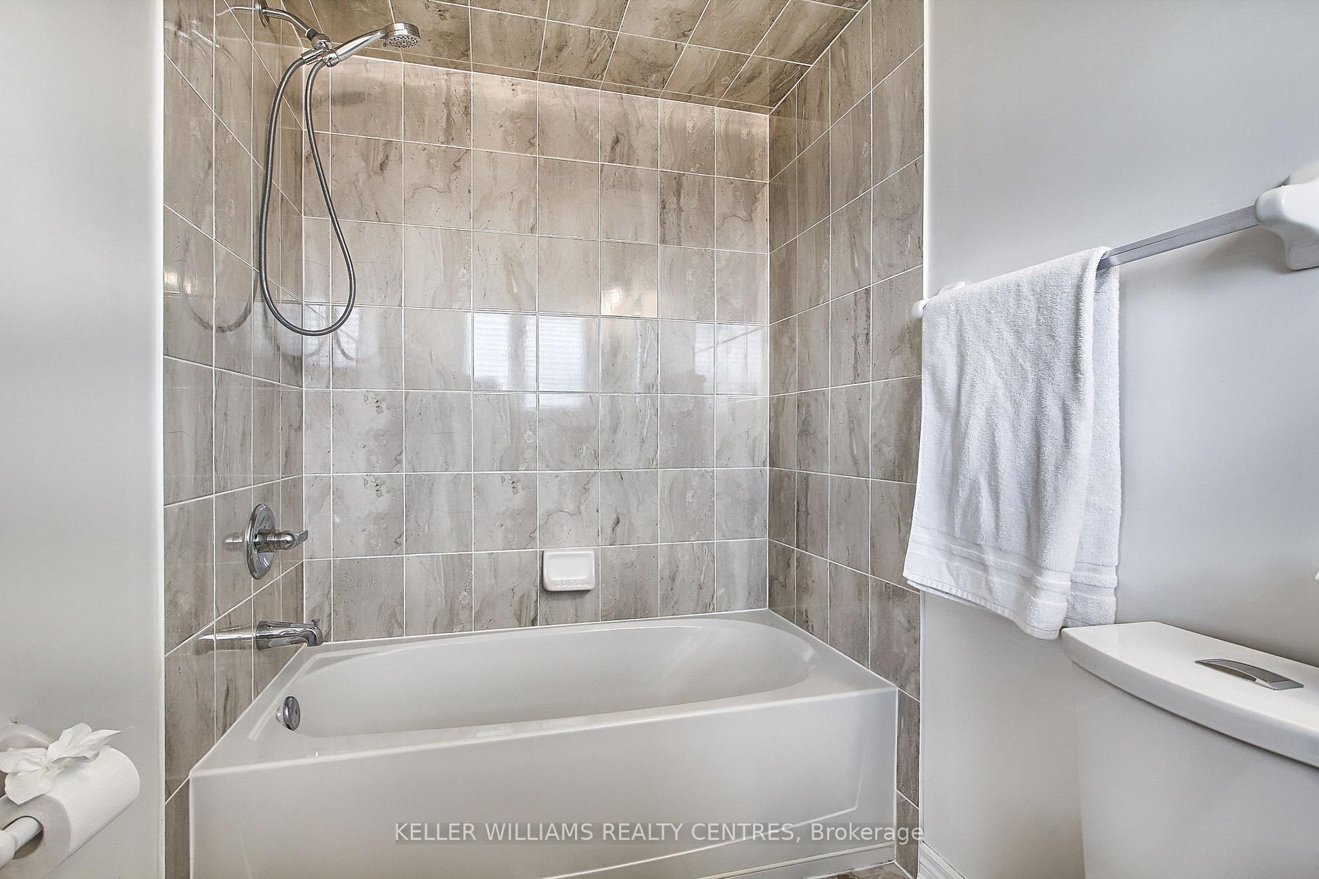 Photo 13 of 1309 Lormel Gate, Innisfil, Lefroy — HOMEH