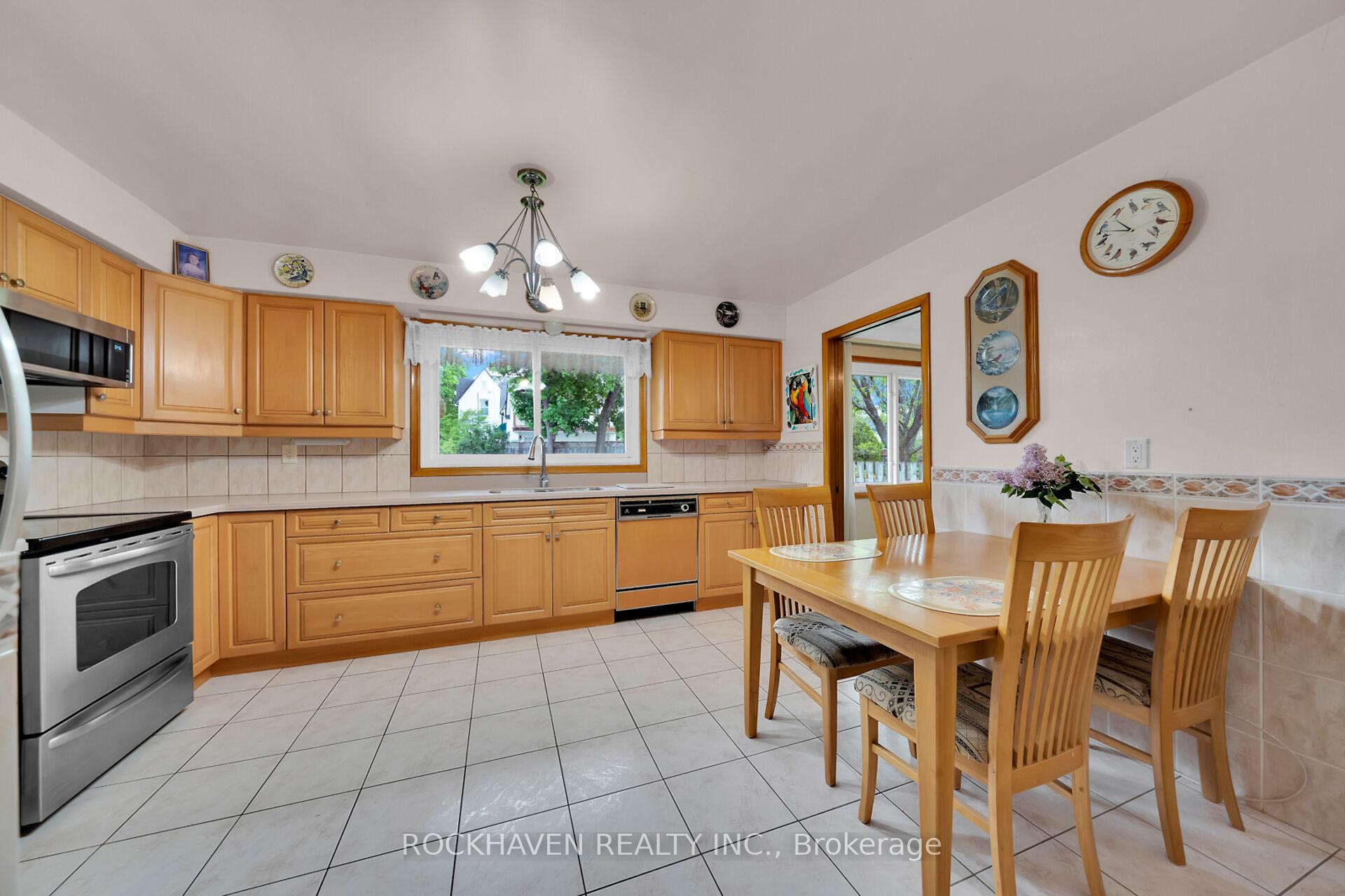 Photo 2 of 54 Barton Street, Hamilton, Waterdown — HOMEH
