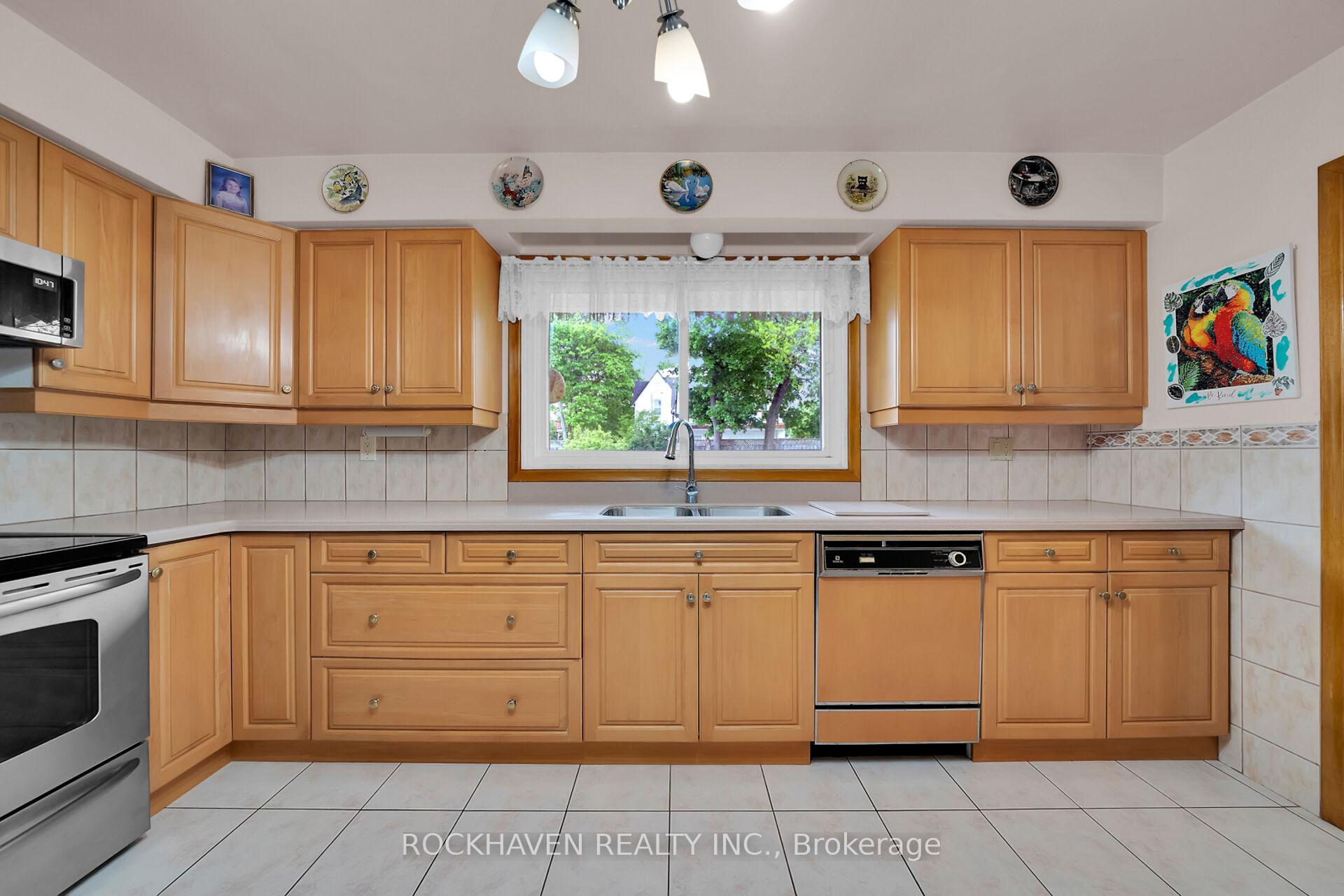 Photo 9 of 54 Barton Street, Hamilton, Waterdown — HOMEH