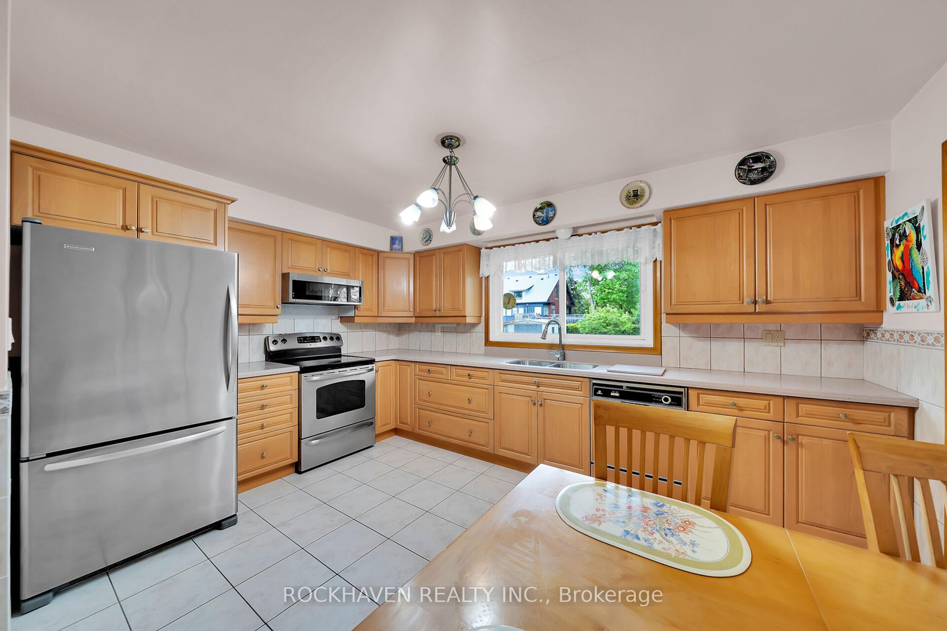 Photo 4 of 54 Barton Street, Hamilton, Waterdown — HOMEH