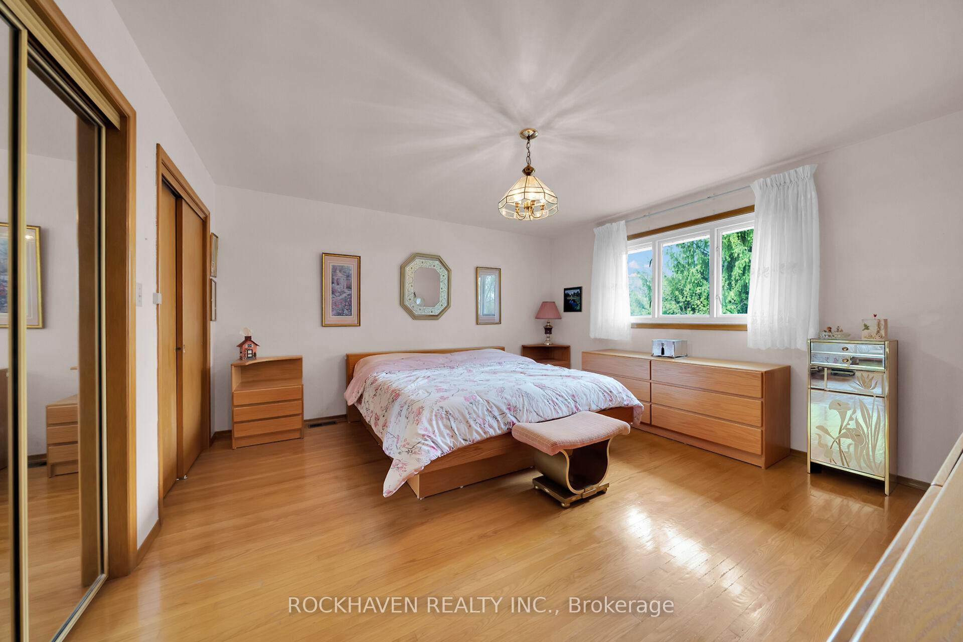 Photo 8 of 54 Barton Street, Hamilton, Waterdown — HOMEH