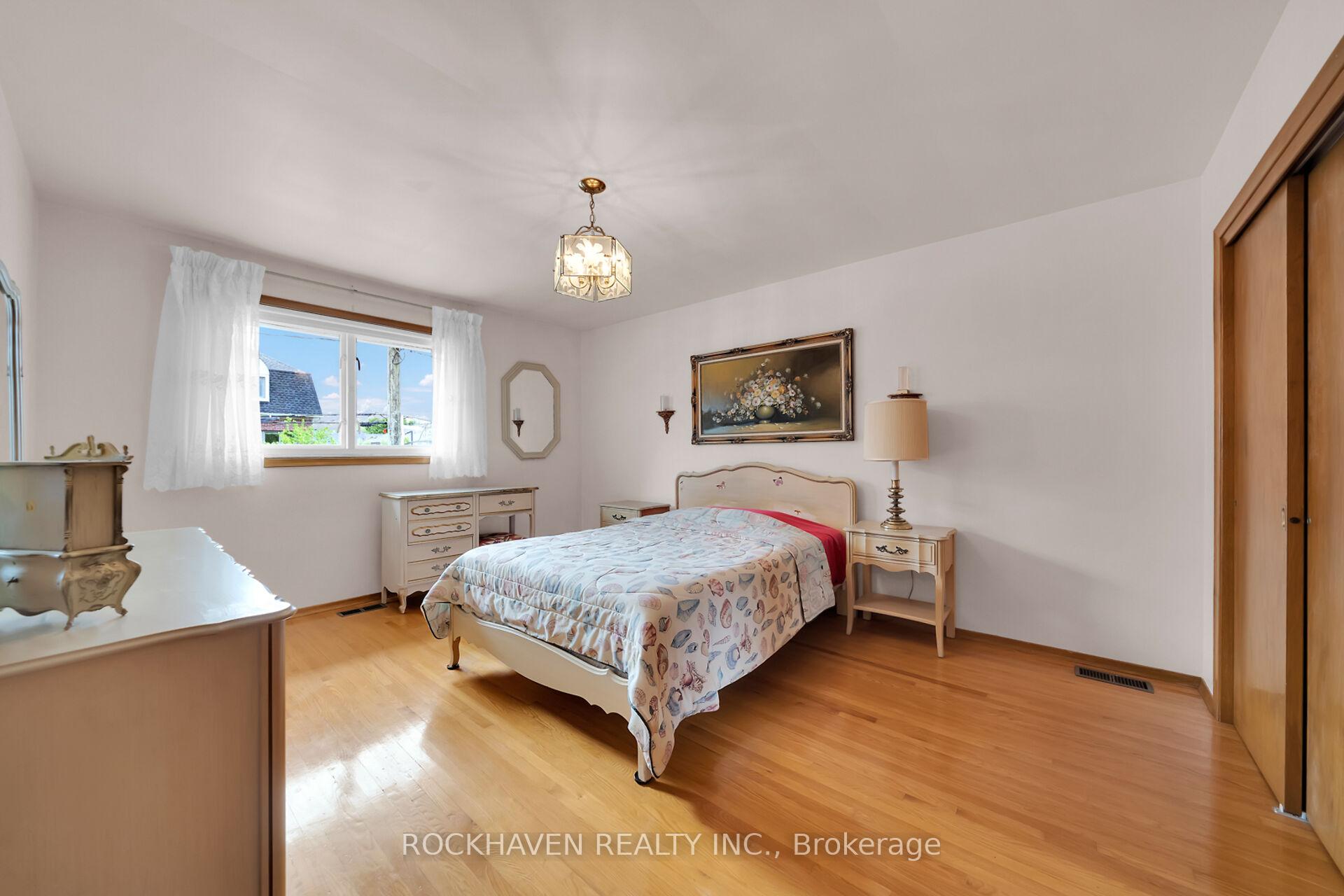 Photo 14 of 54 Barton Street, Hamilton, Waterdown — HOMEH