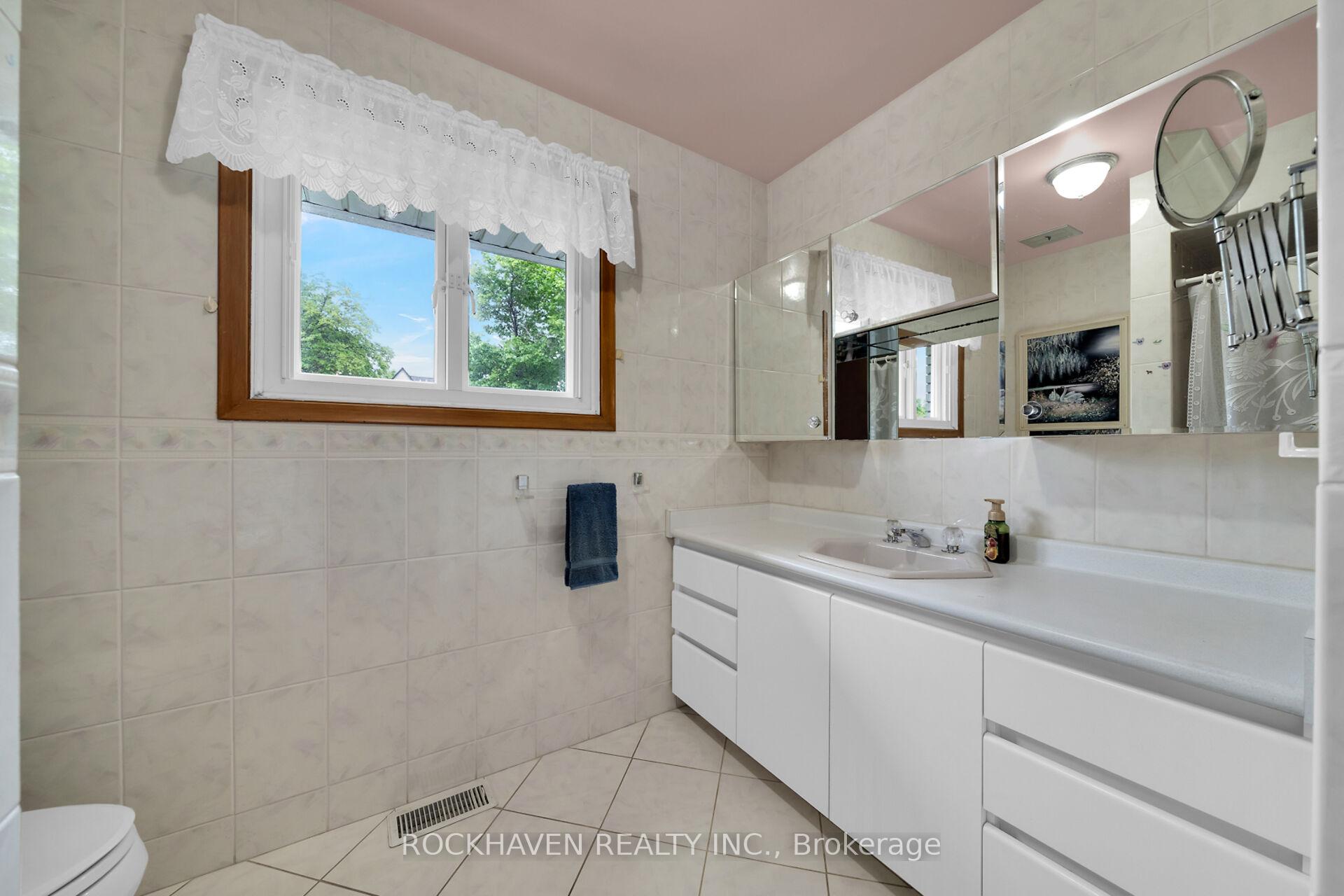 Photo 13 of 54 Barton Street, Hamilton, Waterdown — HOMEH
