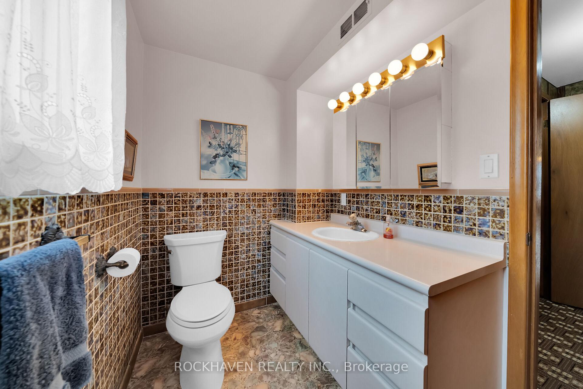 Photo 11 of 54 Barton Street, Hamilton, Waterdown — HOMEH