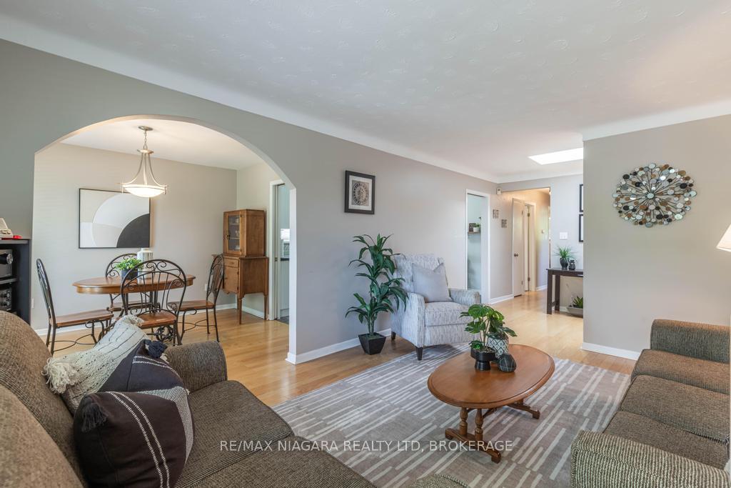 Photo 5 of 49 Shoreline Drive, St. Catharines, Lakeshore — HOMEH
